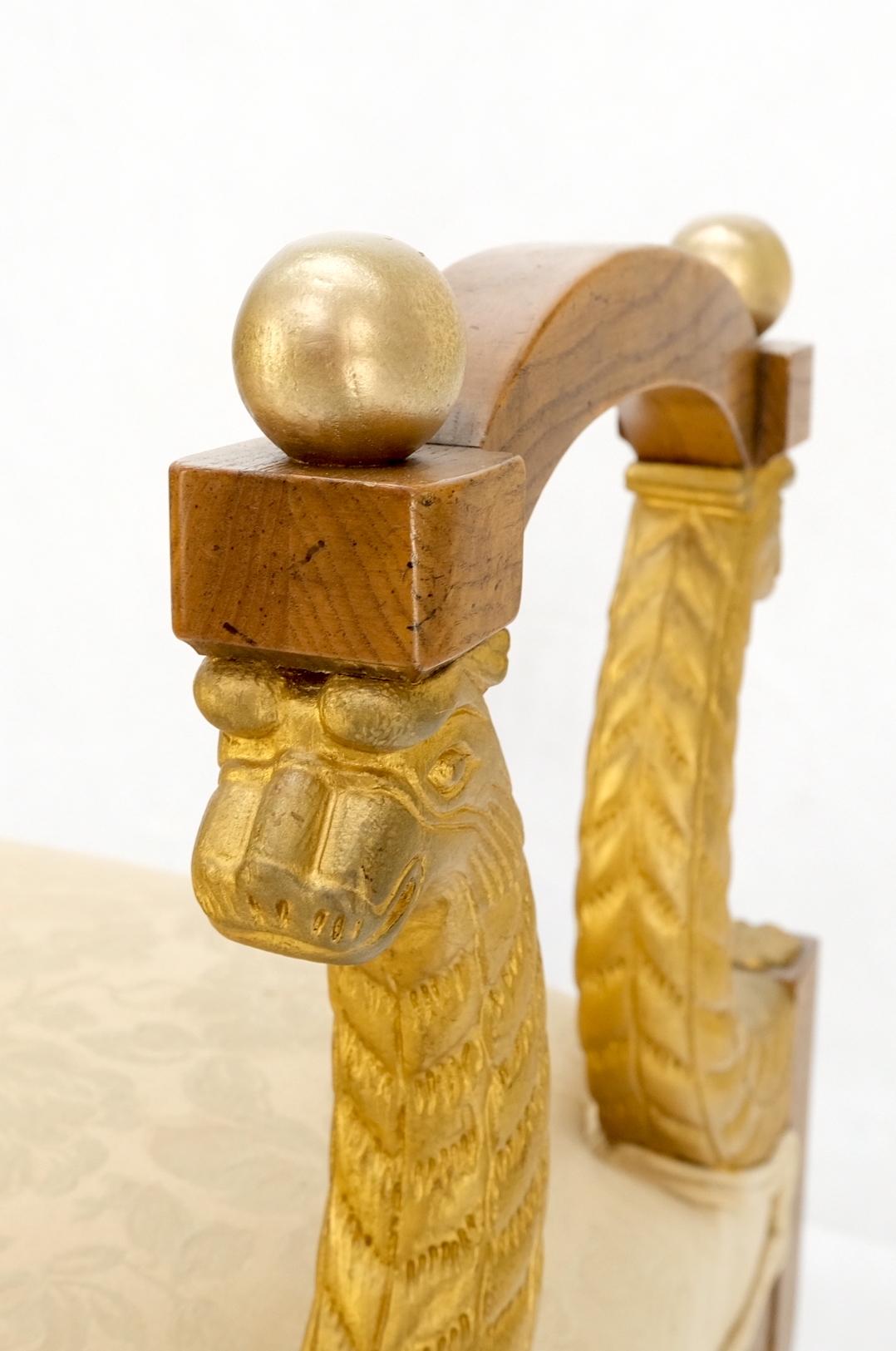 Américain Banc d'entrée de qualité pour fenêtre à motif de dauphins sculptés et dorés de Baker en vente