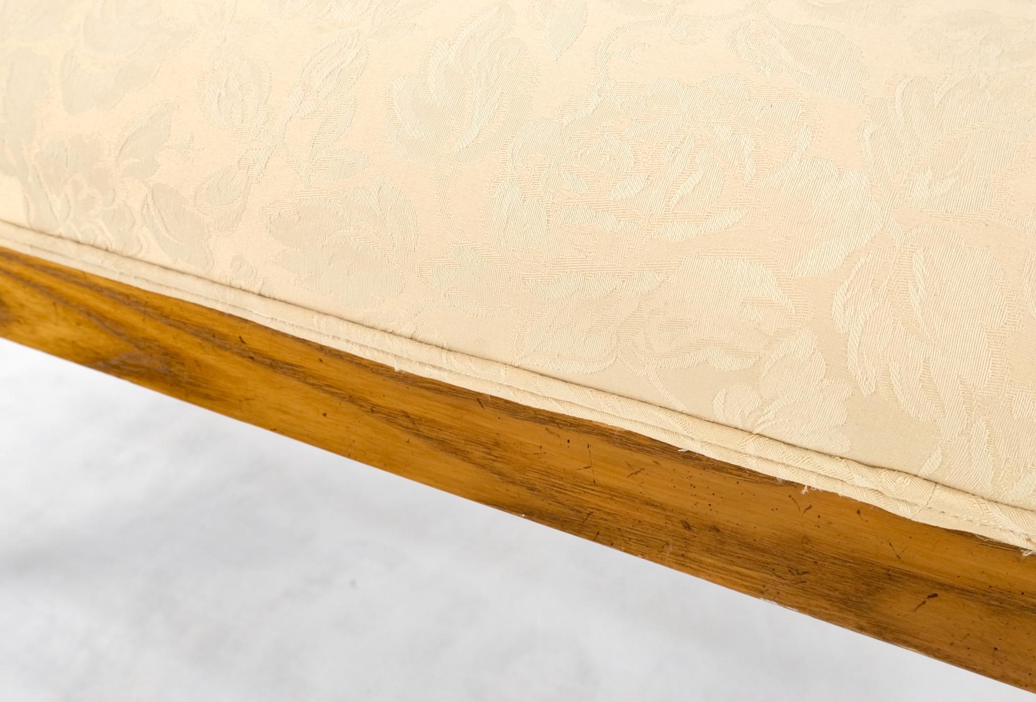 Banc d'entrée de qualité pour fenêtre à motif de dauphins sculptés et dorés de Baker en vente 1