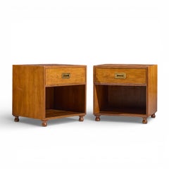 Baker Kirschbaum und Messing Campaigner Nachttische - Paar