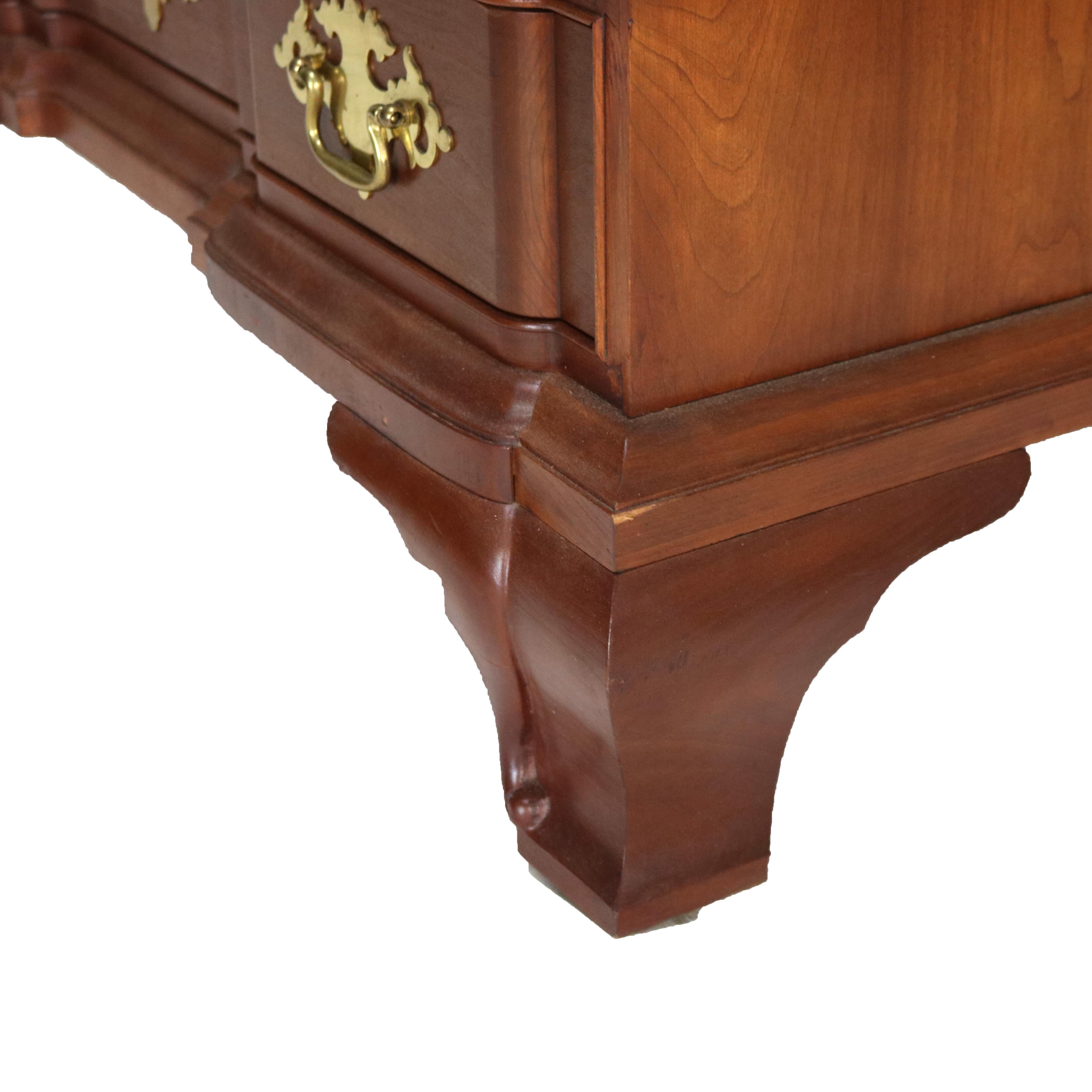 Commode à quatre tiroirs Chippendale sculptée en cerisier, 20e siècle en vente 5