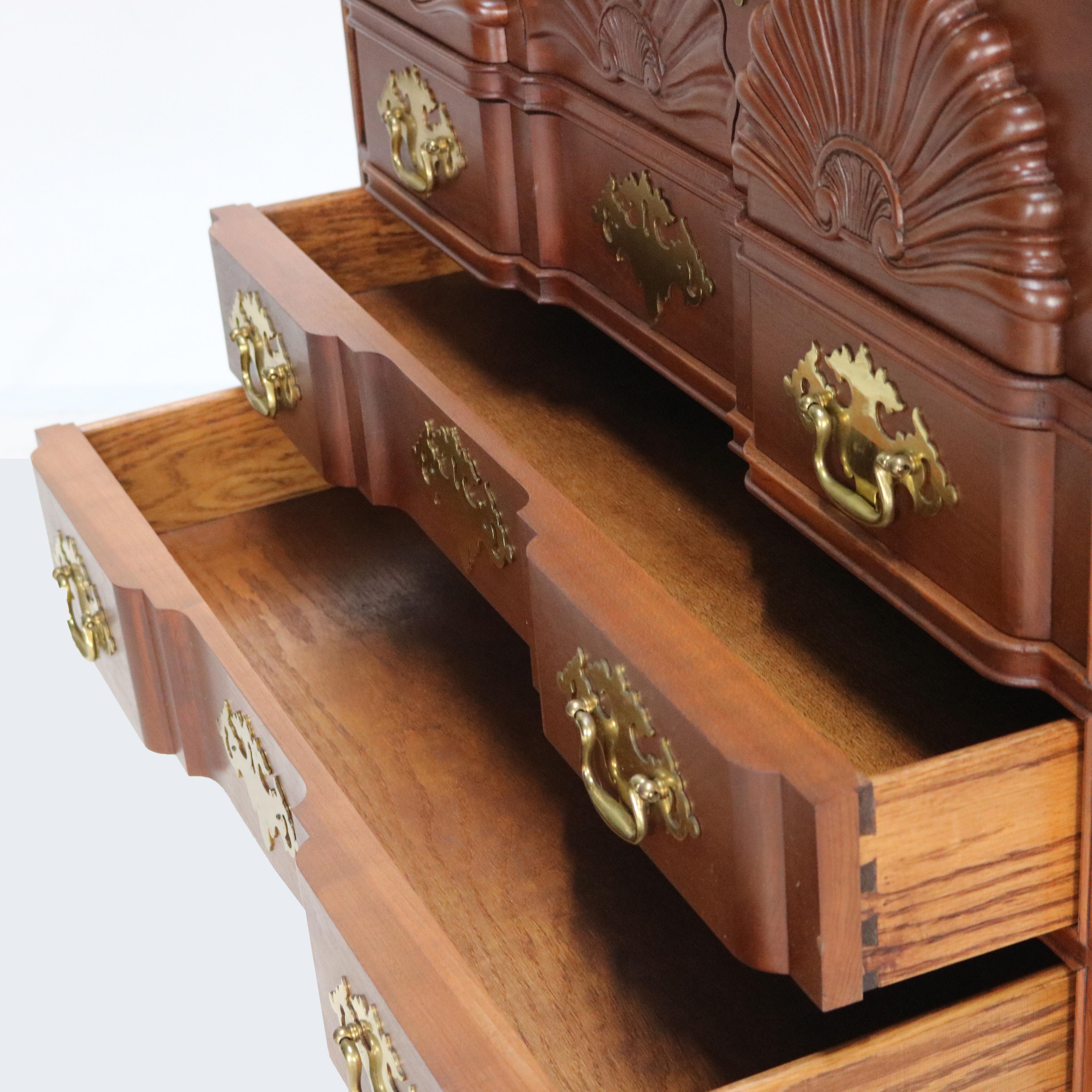 Commode à quatre tiroirs Chippendale sculptée en cerisier, 20e siècle en vente 7
