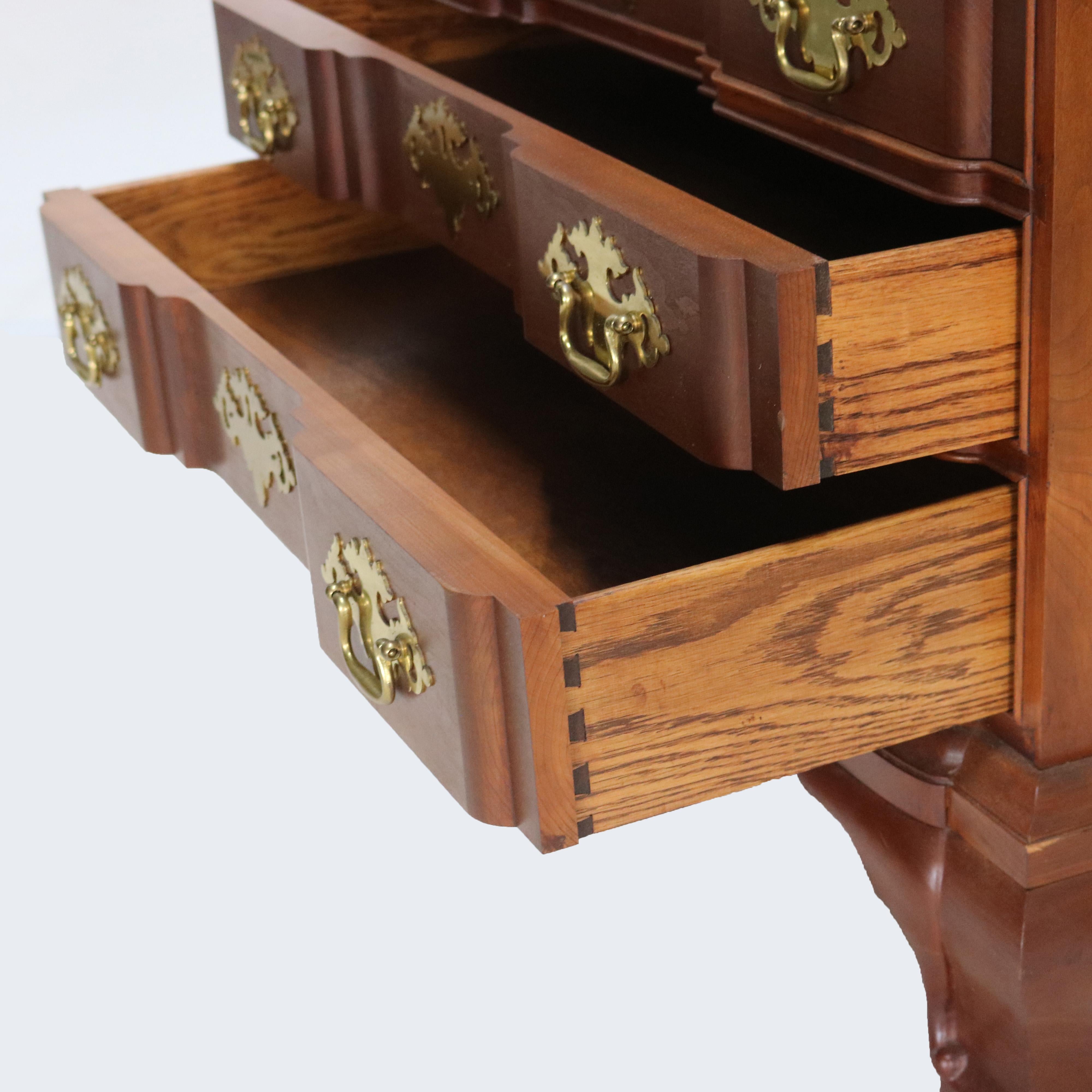 Commode à quatre tiroirs Chippendale sculptée en cerisier, 20e siècle en vente 8