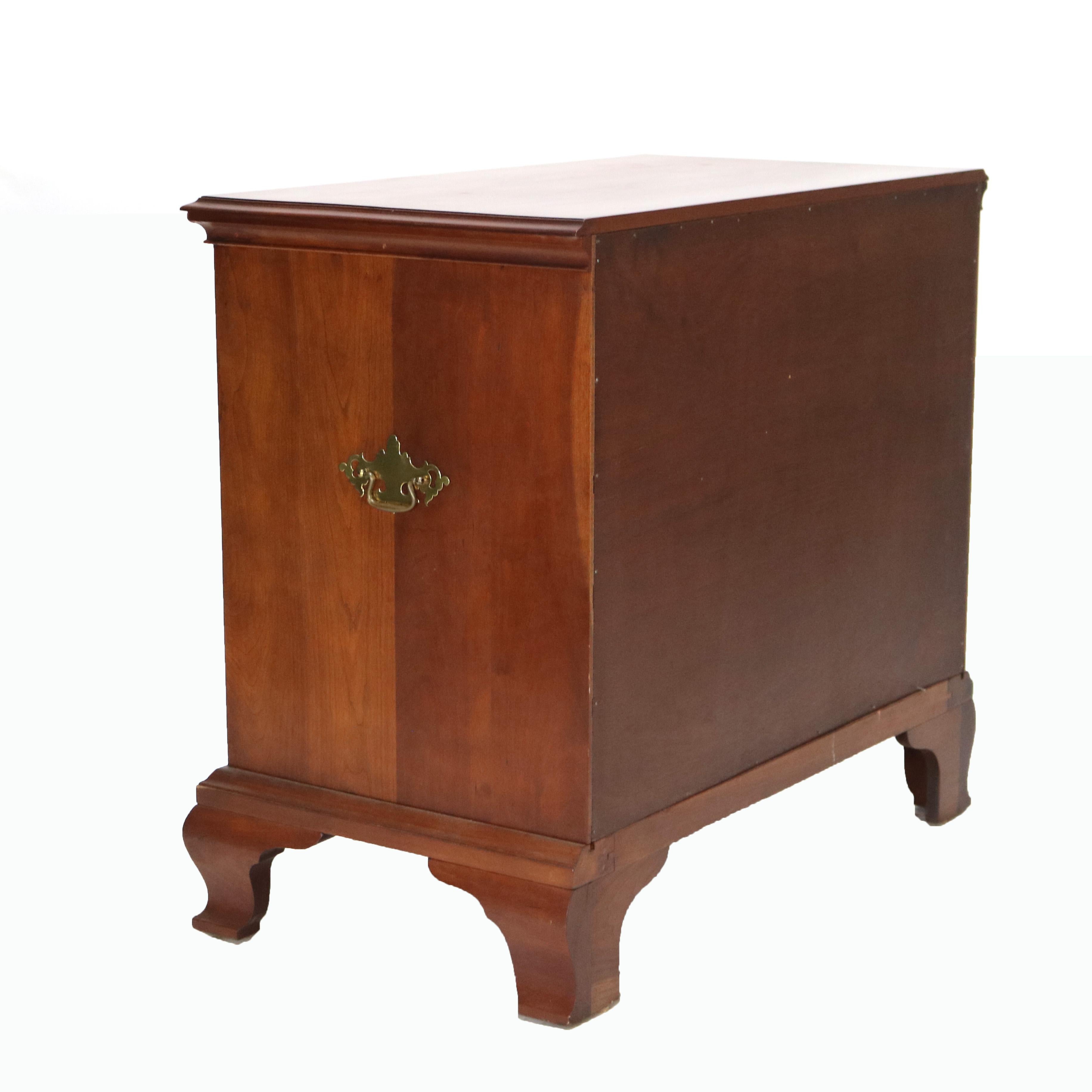 Commode à quatre tiroirs Chippendale sculptée en cerisier, 20e siècle en vente 9