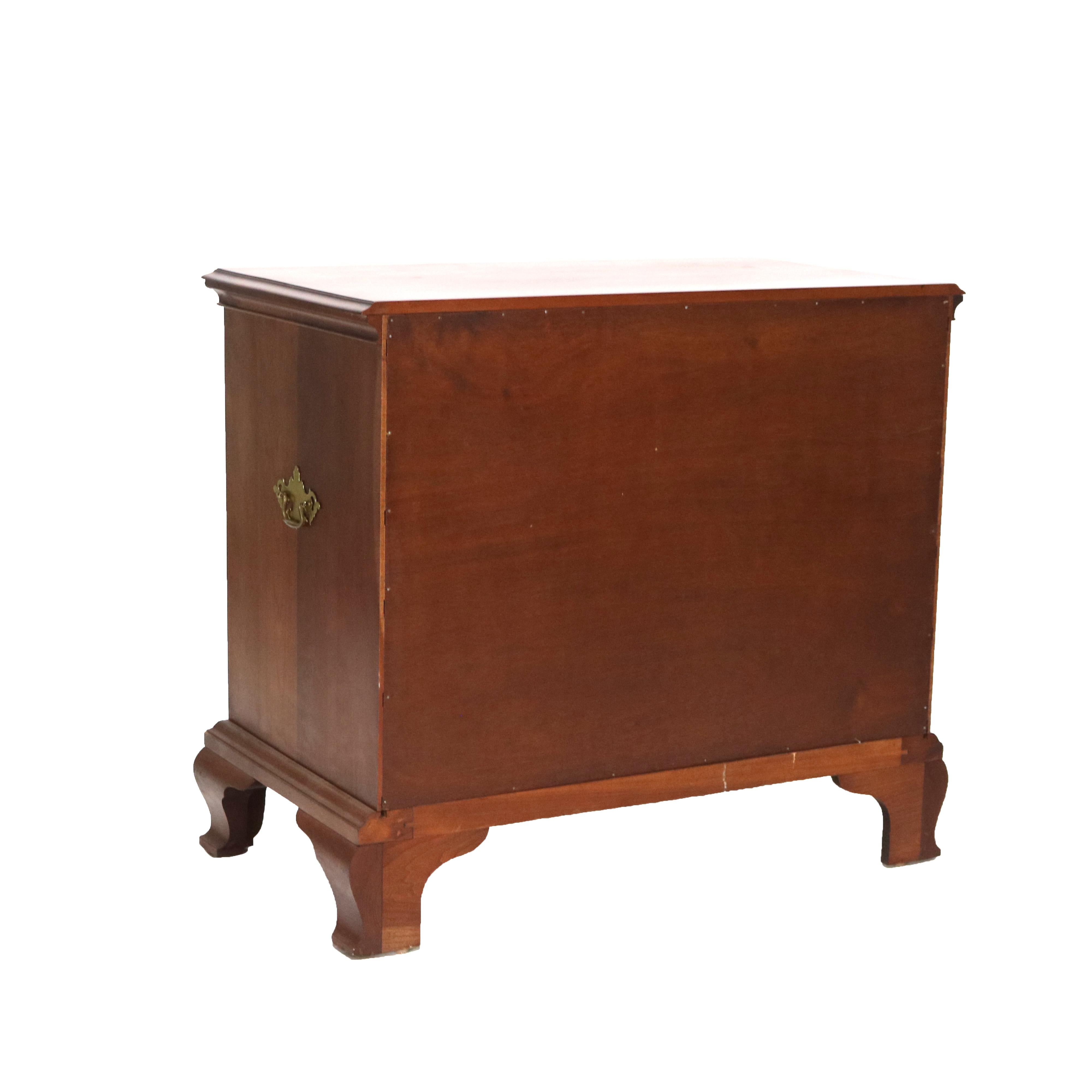 Commode à quatre tiroirs Chippendale sculptée en cerisier, 20e siècle en vente 10
