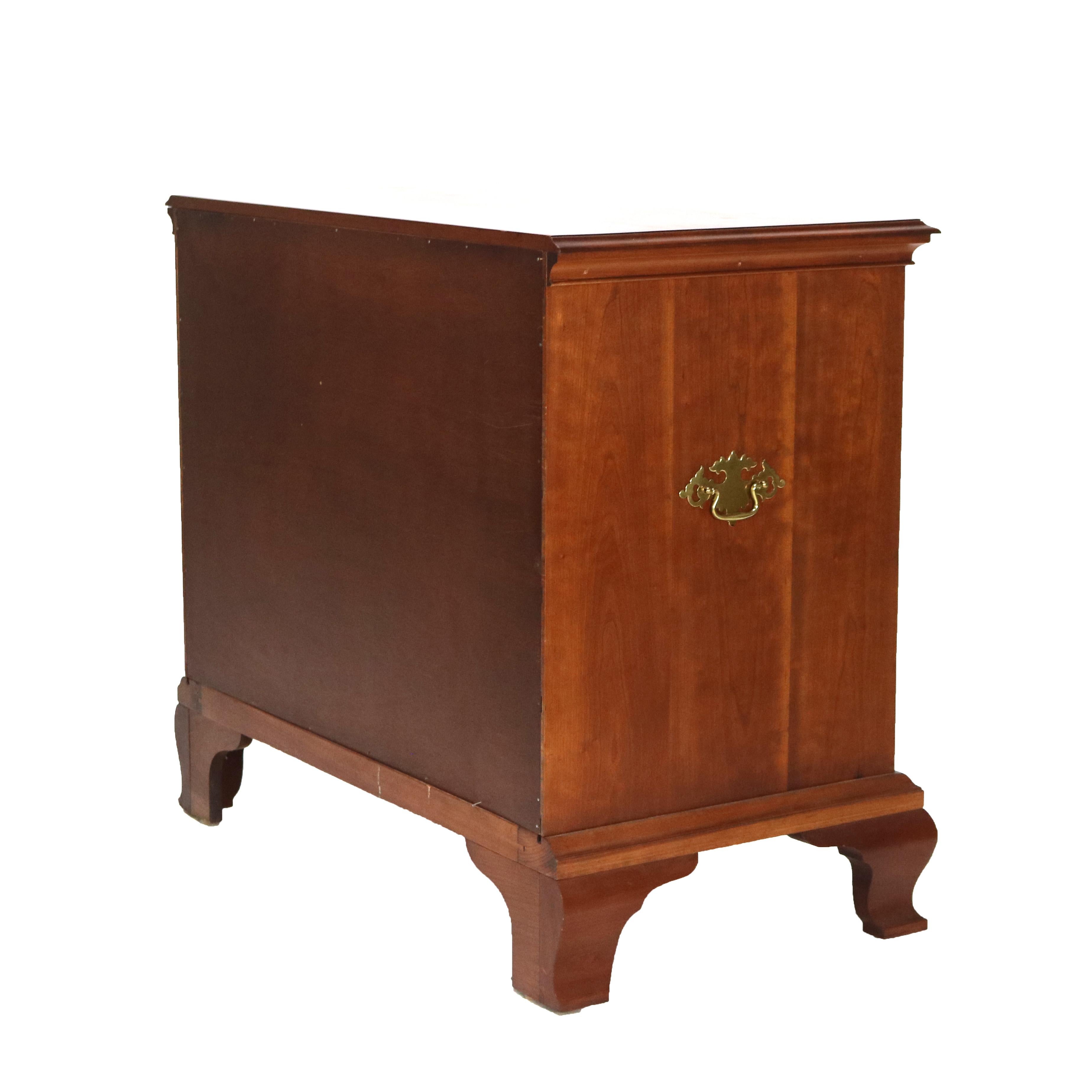 Commode à quatre tiroirs Chippendale sculptée en cerisier, 20e siècle en vente 12