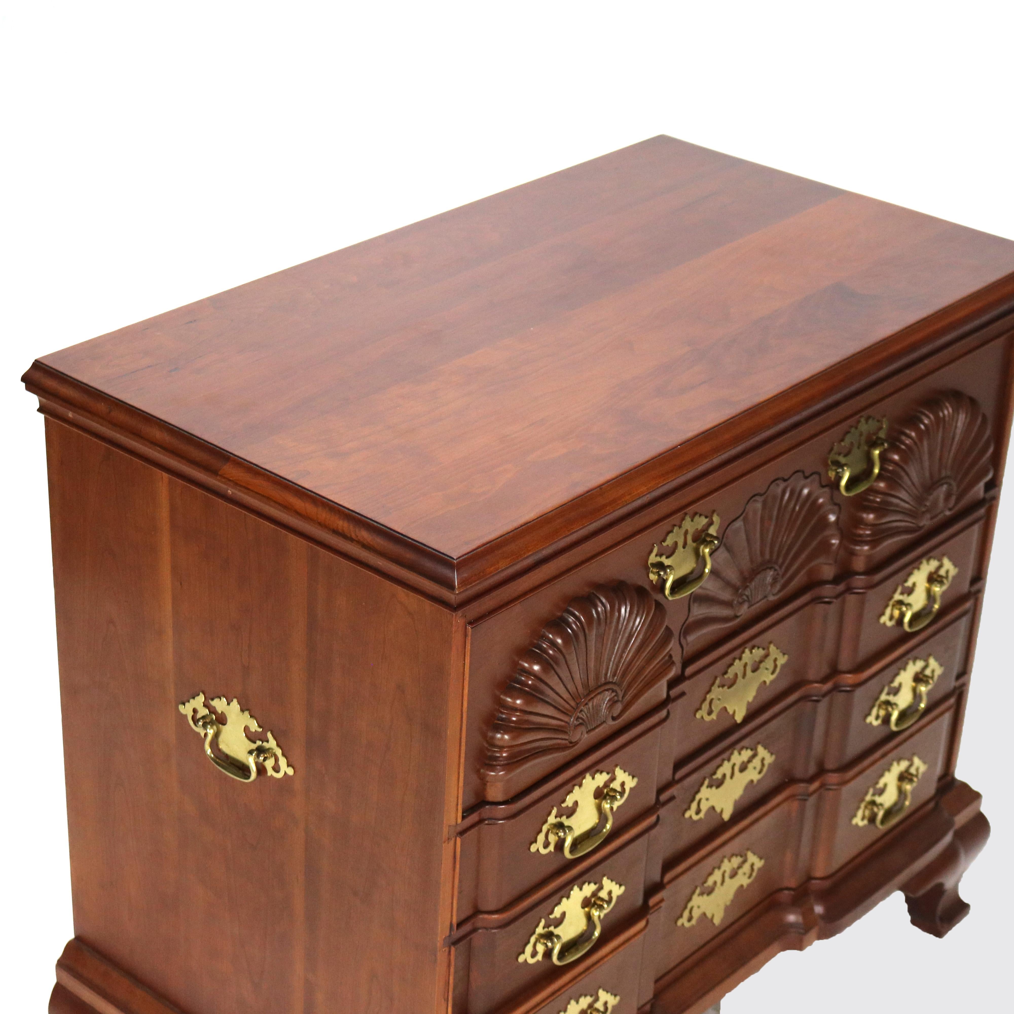 Commode à quatre tiroirs Chippendale sculptée en cerisier, 20e siècle en vente 15