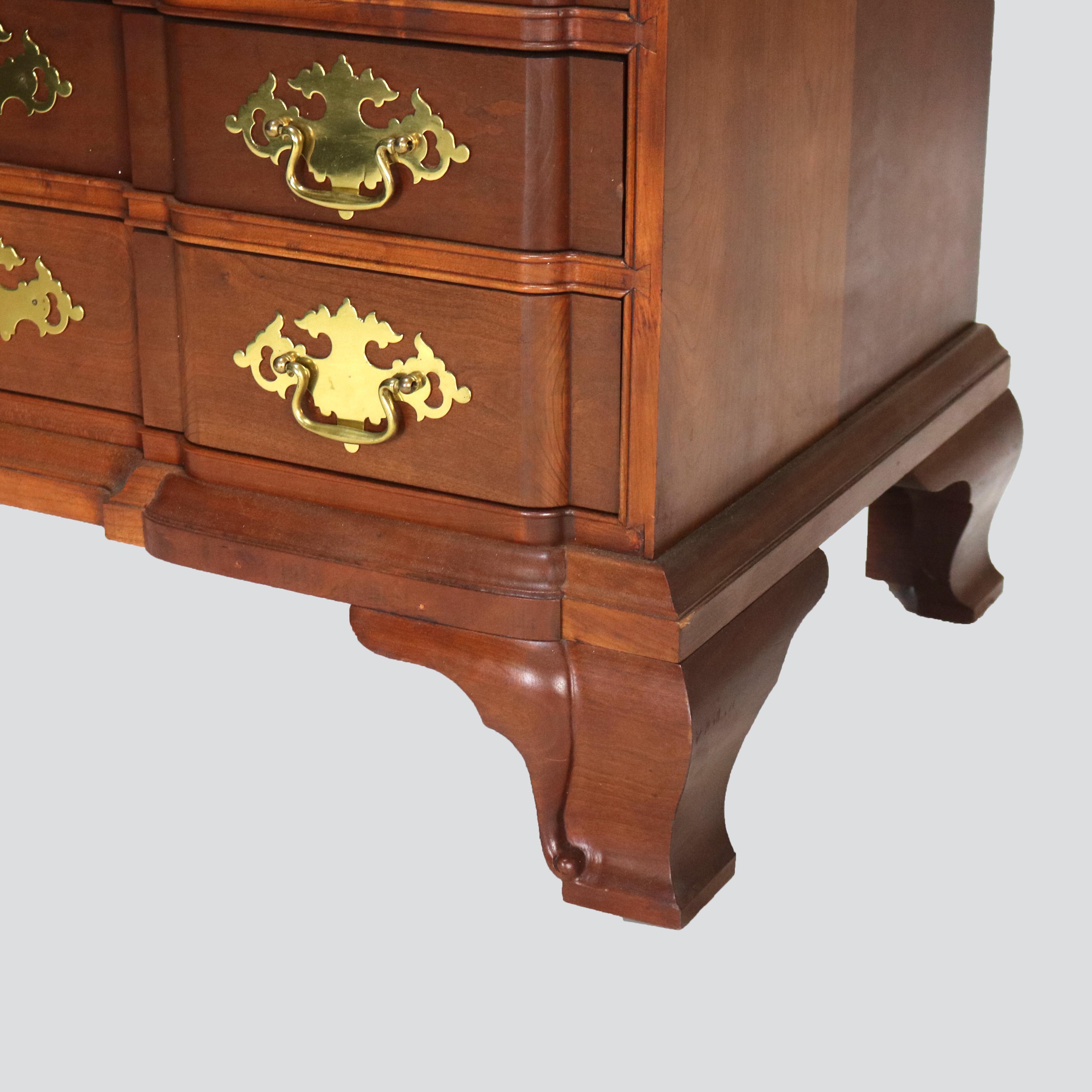 Commode à quatre tiroirs Chippendale sculptée en cerisier, 20e siècle Bon état - En vente à Big Flats, NY