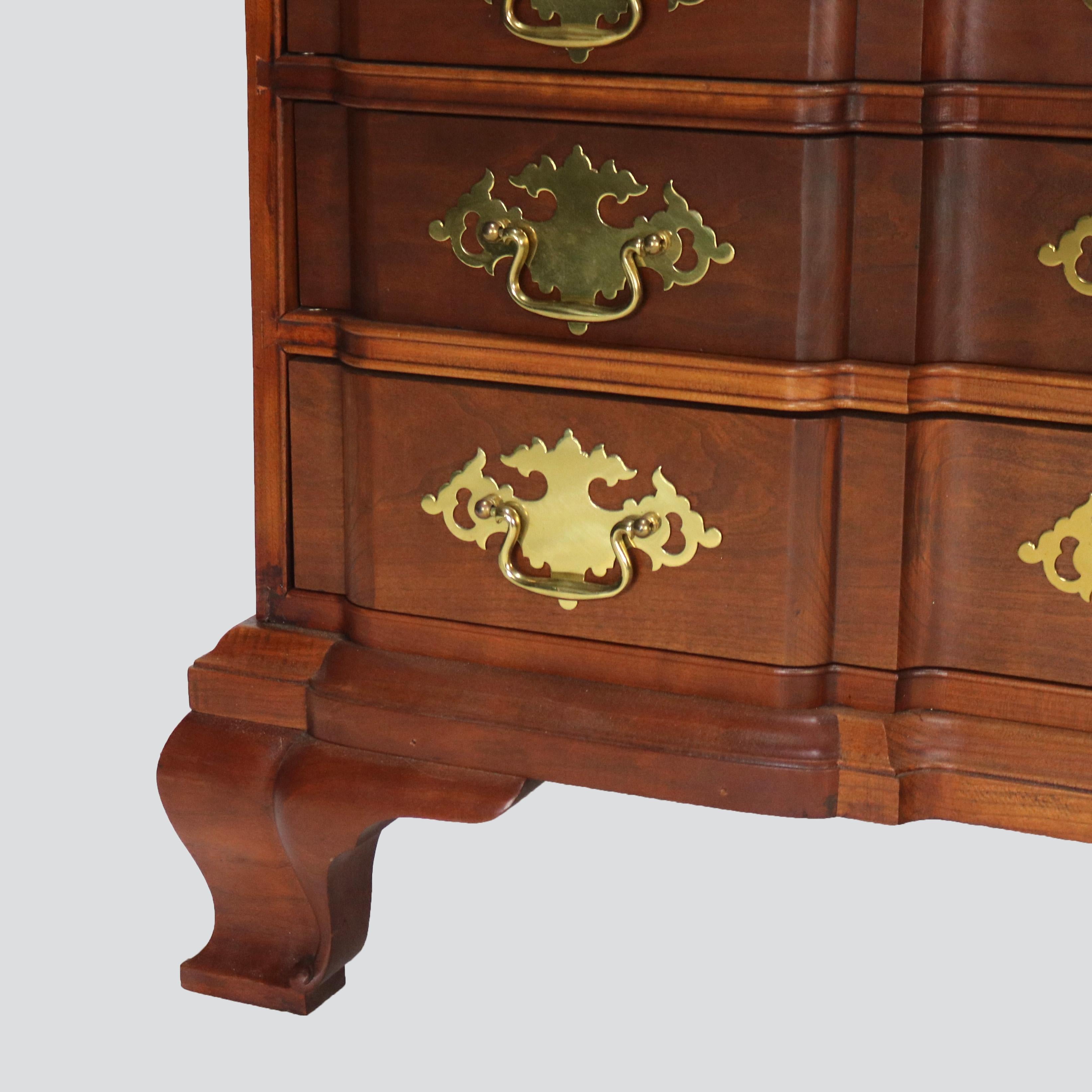 20ième siècle Commode à quatre tiroirs Chippendale sculptée en cerisier, 20e siècle en vente
