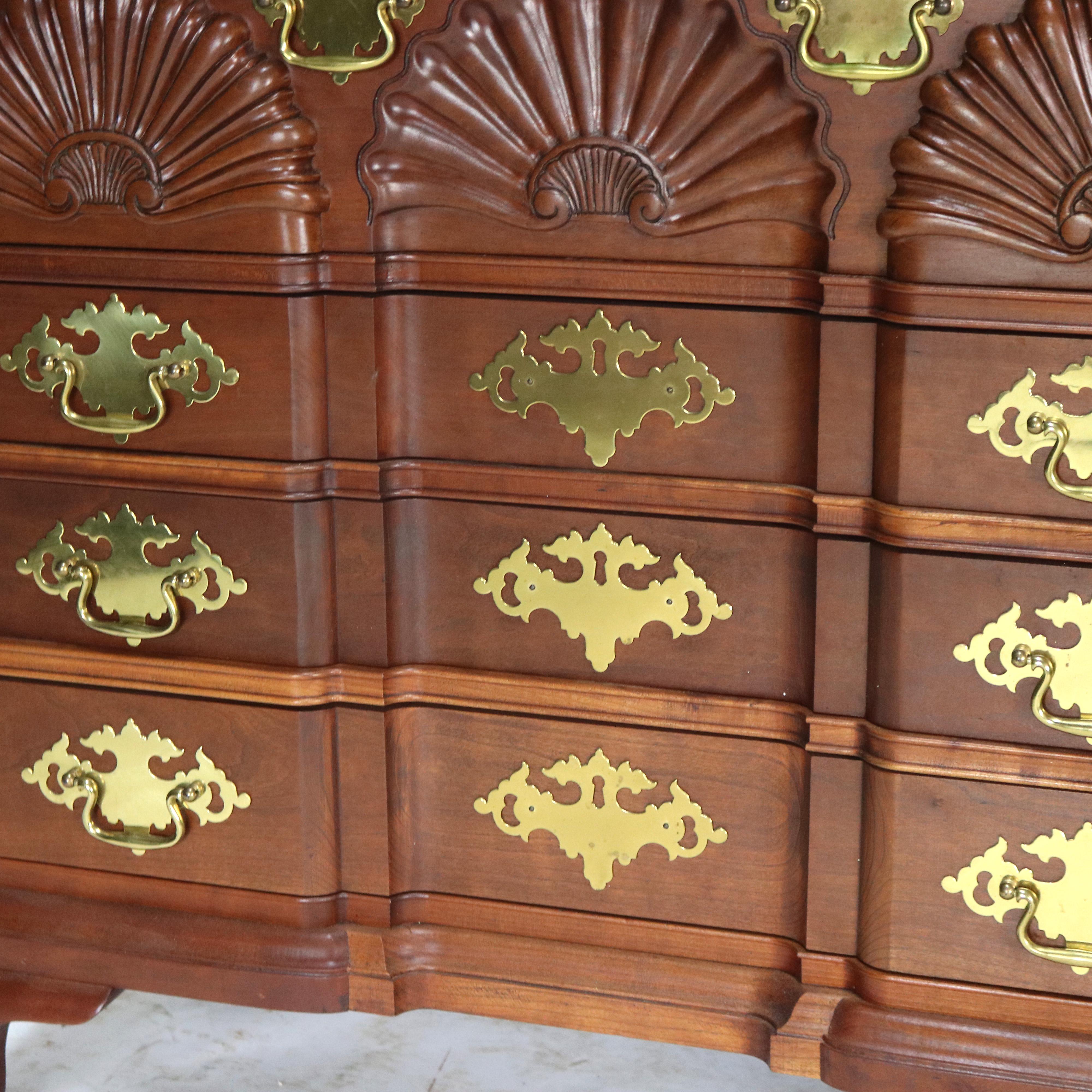 Cerise Commode à quatre tiroirs Chippendale sculptée en cerisier, 20e siècle en vente