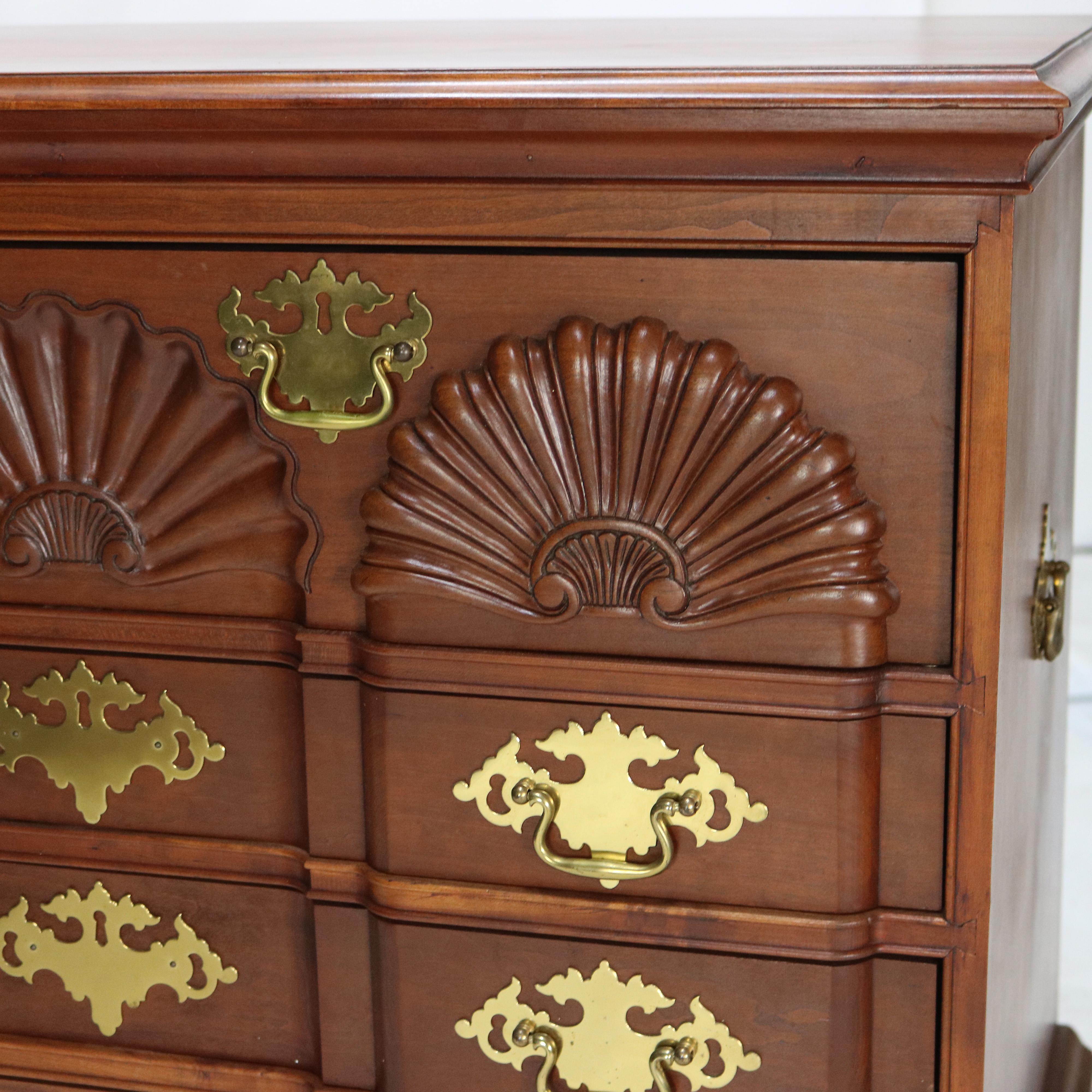 Commode à quatre tiroirs Chippendale sculptée en cerisier, 20e siècle en vente 1