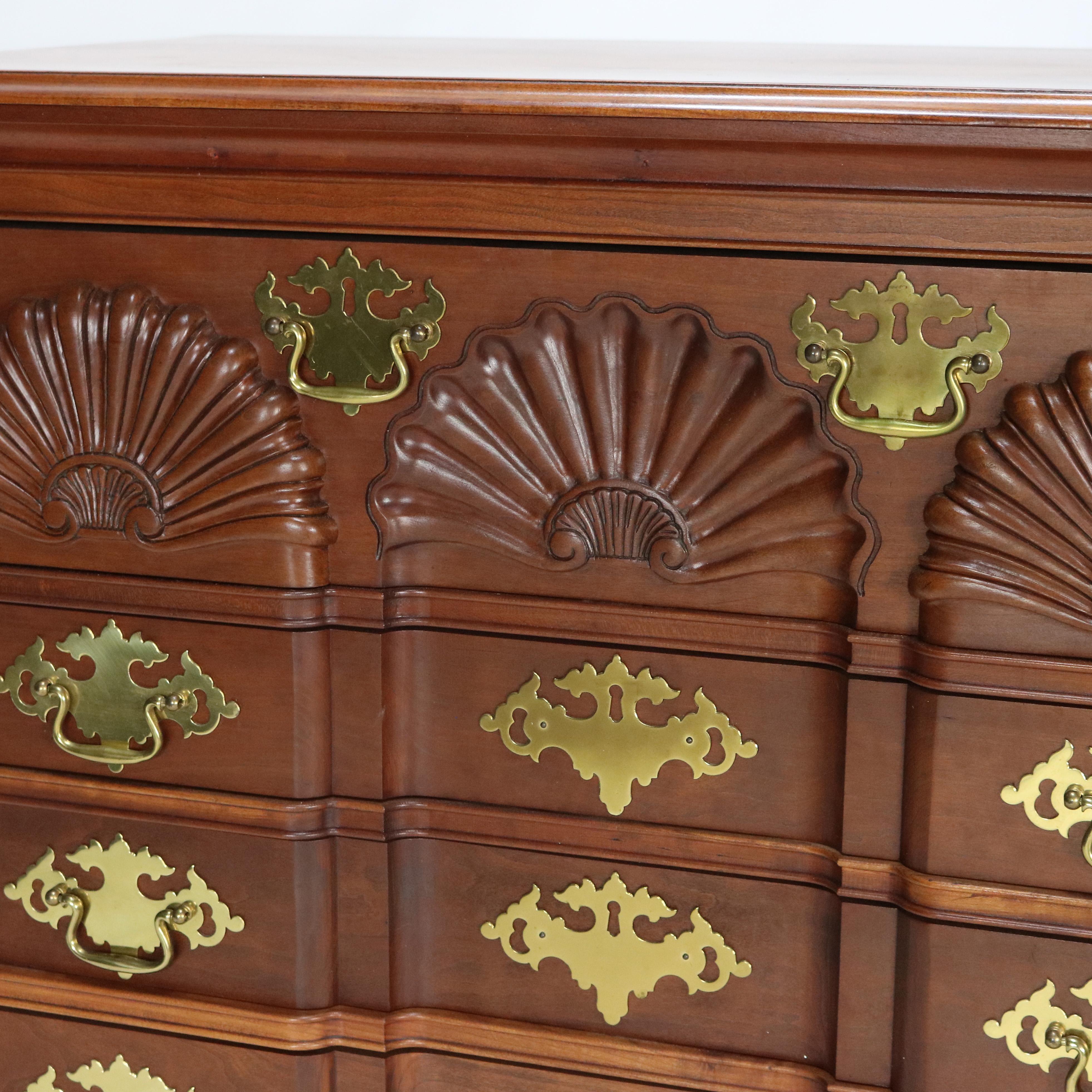 Commode à quatre tiroirs Chippendale sculptée en cerisier, 20e siècle en vente 2