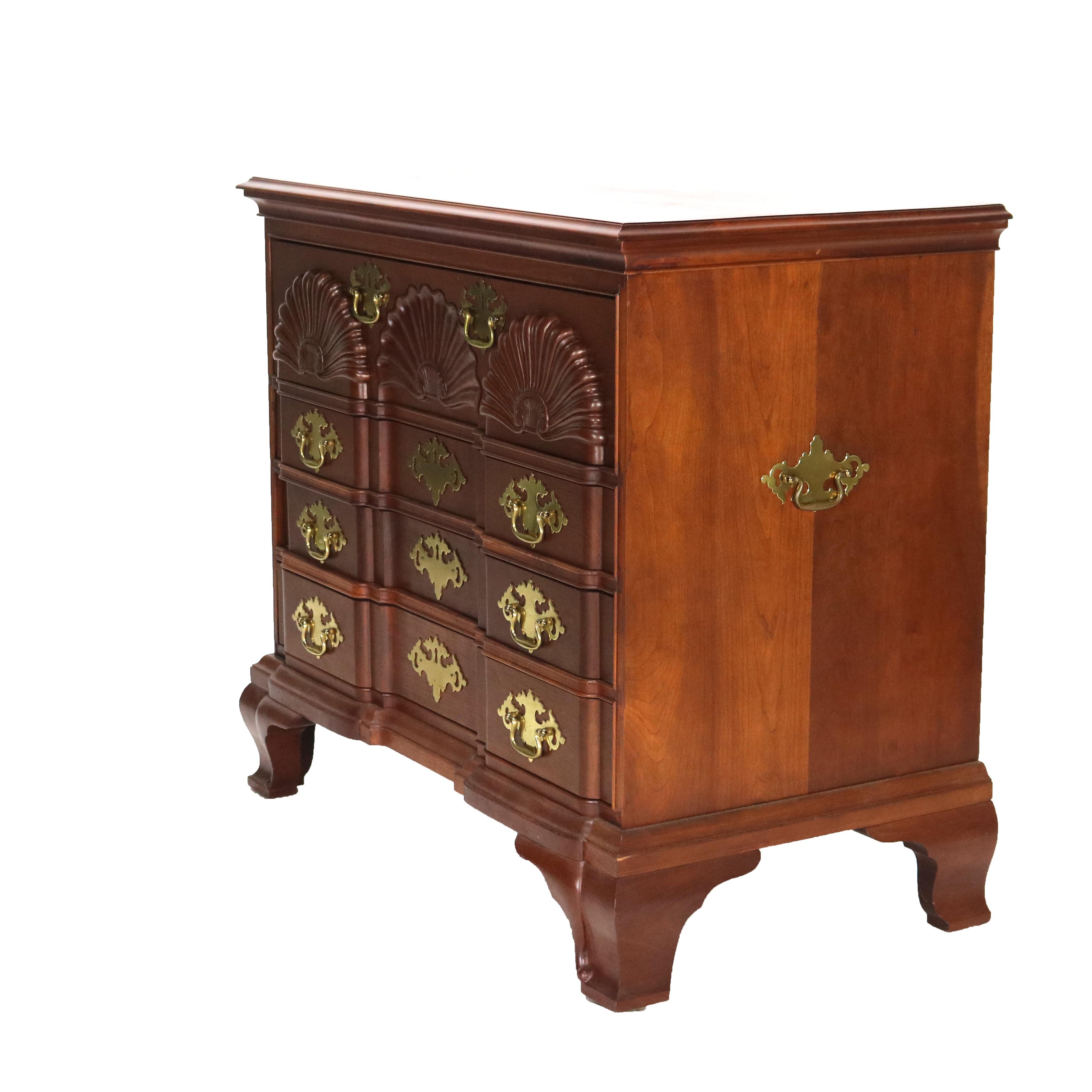 Commode à quatre tiroirs Chippendale sculptée en cerisier, 20e siècle en vente 3