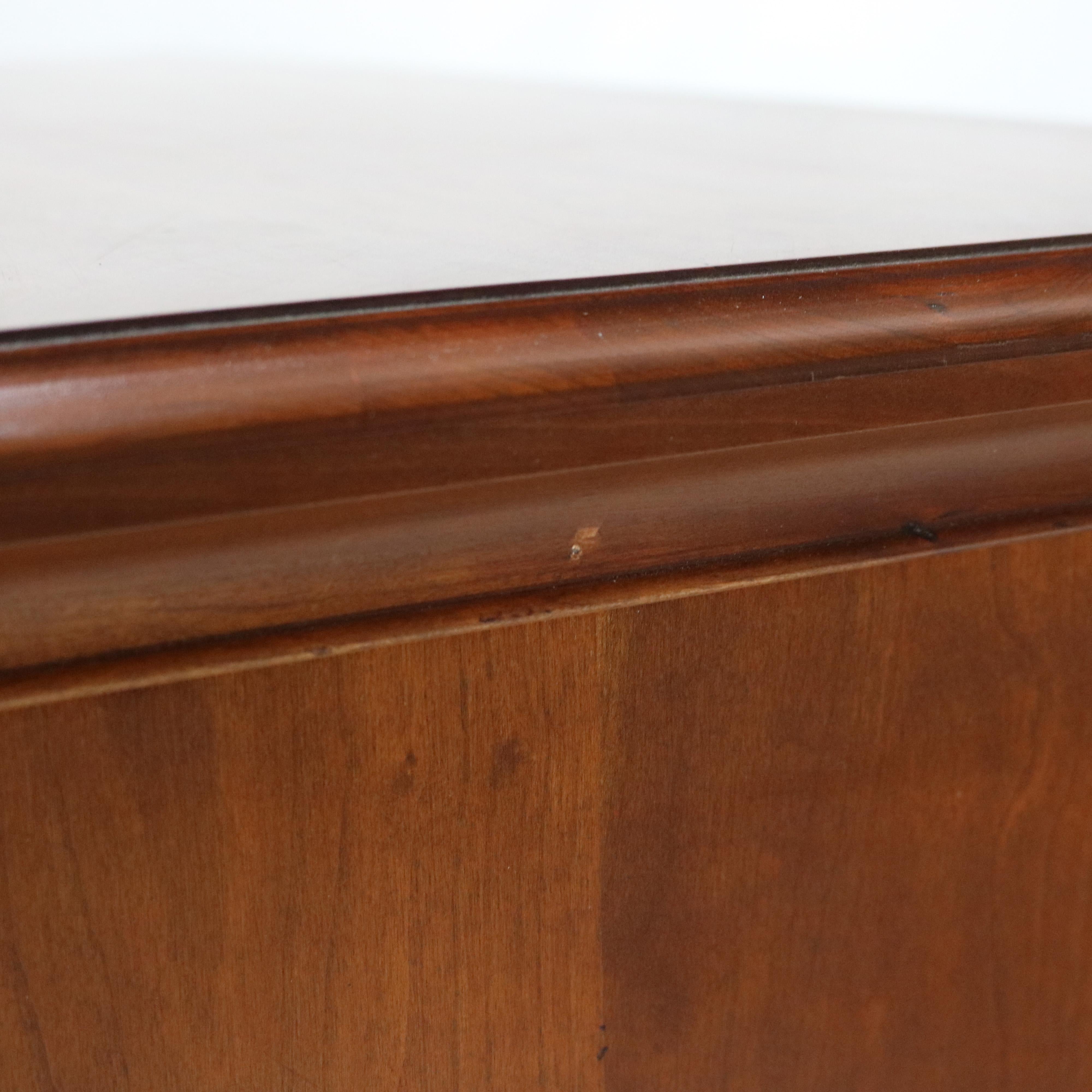 Commode à quatre tiroirs Chippendale sculptée en cerisier, 20e siècle en vente 4