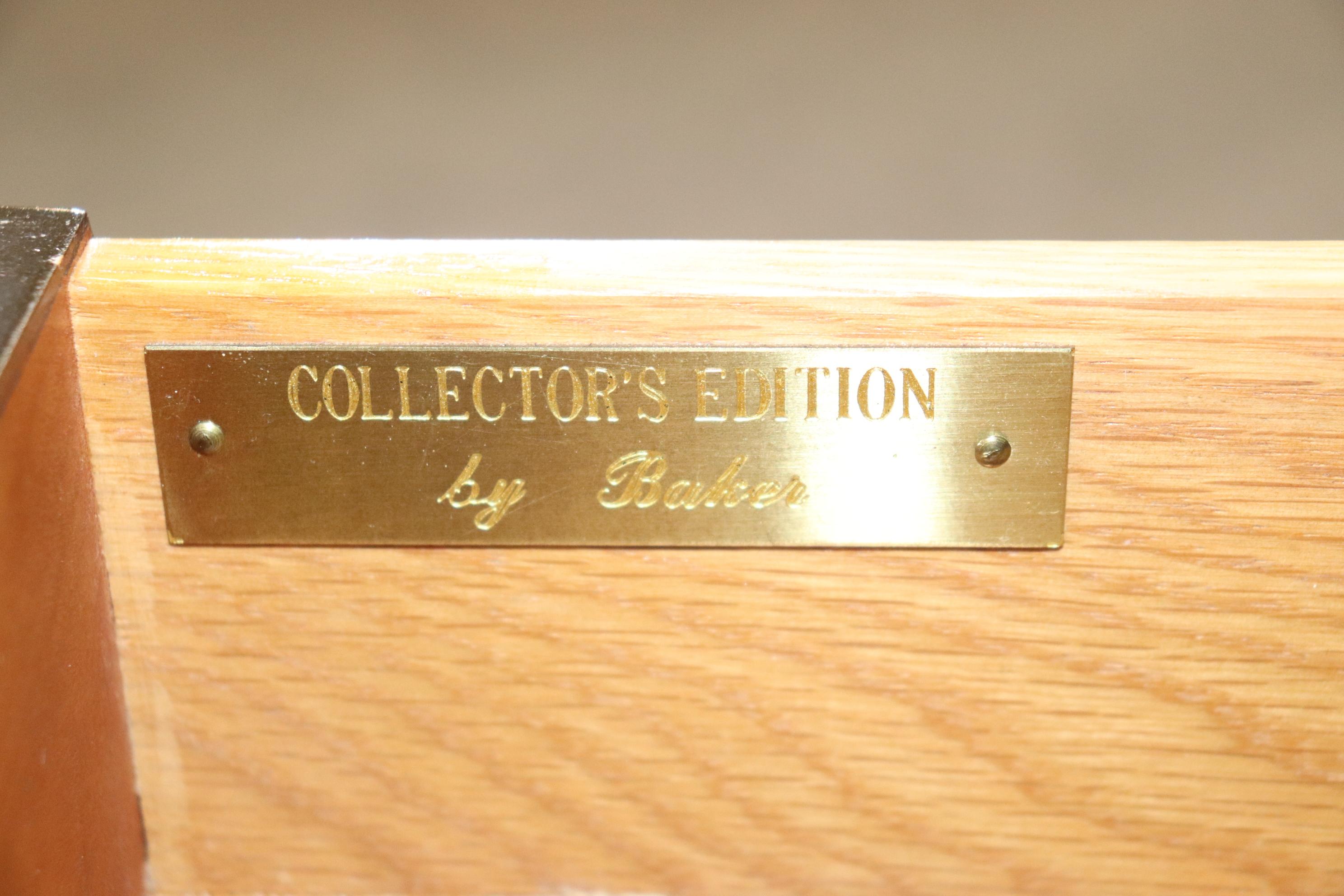 Baker Collector's Edition Messing gebundene Lederplatte Louis XV Bureau Plat (Louis XV.) im Angebot