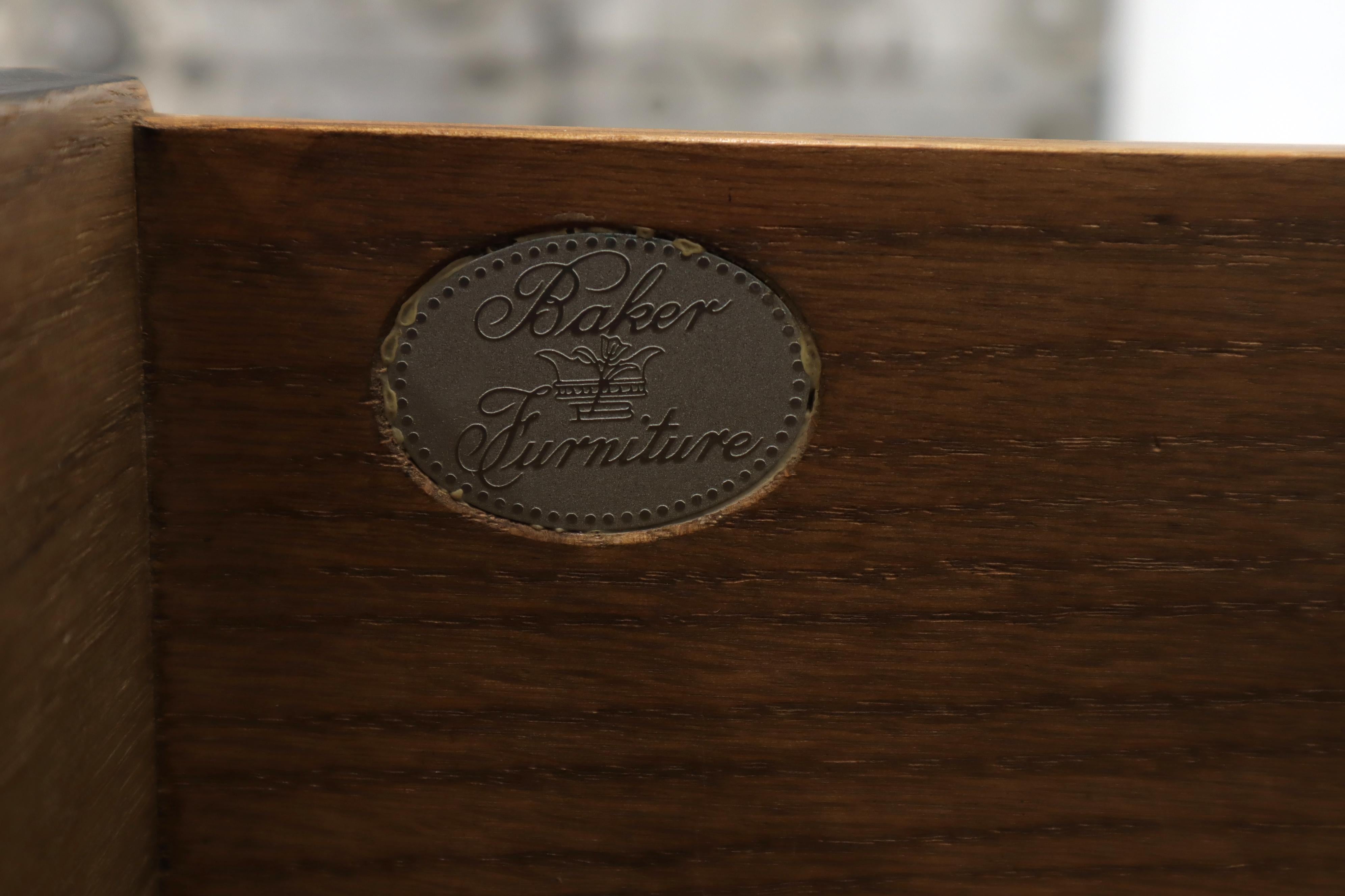 Baker Country Console de bureau en cuir laqué noir avec bordure en or en vente 1