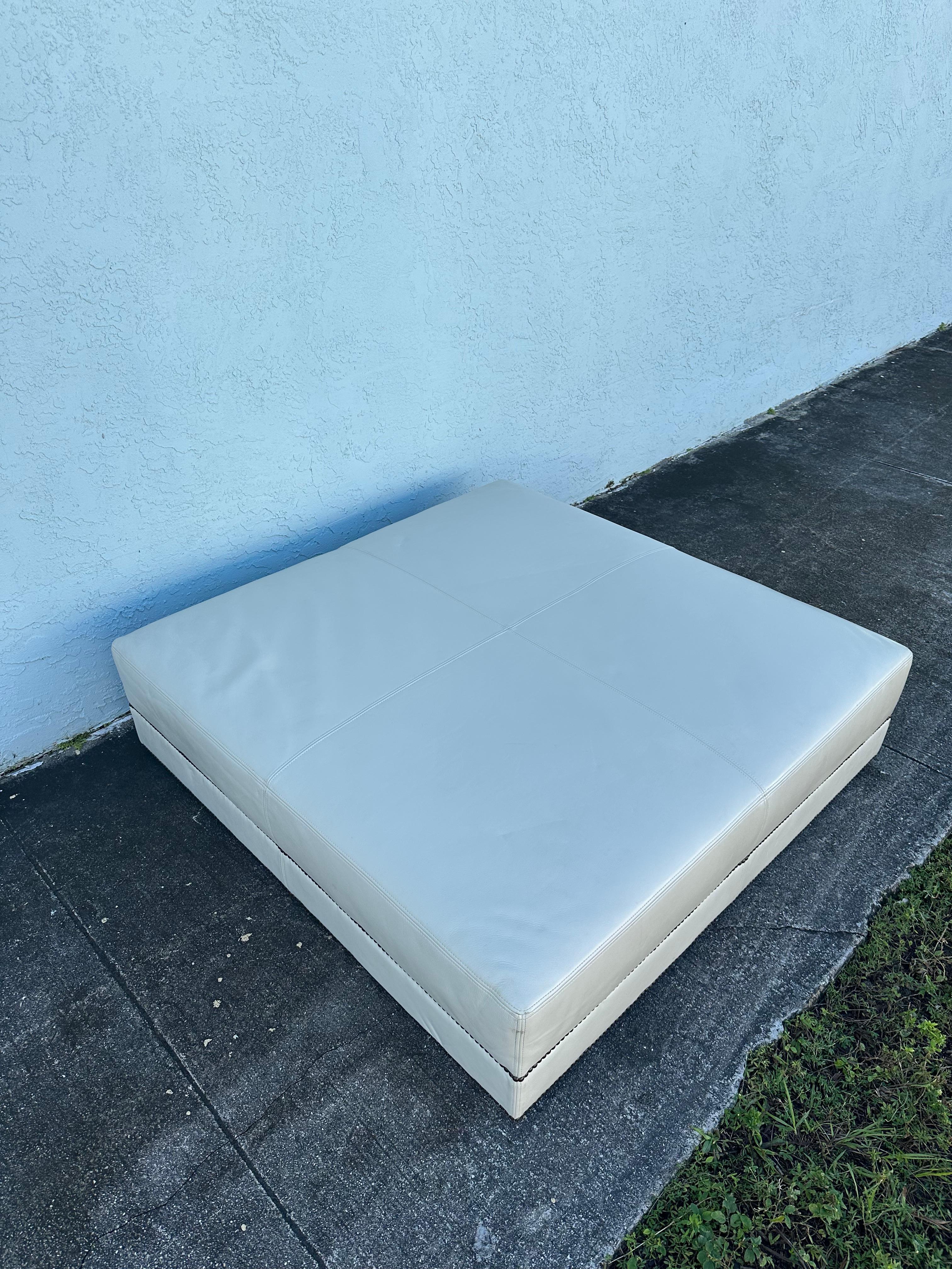 Baker Mesa de centro otomana París de cuero crema con clavos y ruedas en venta 3