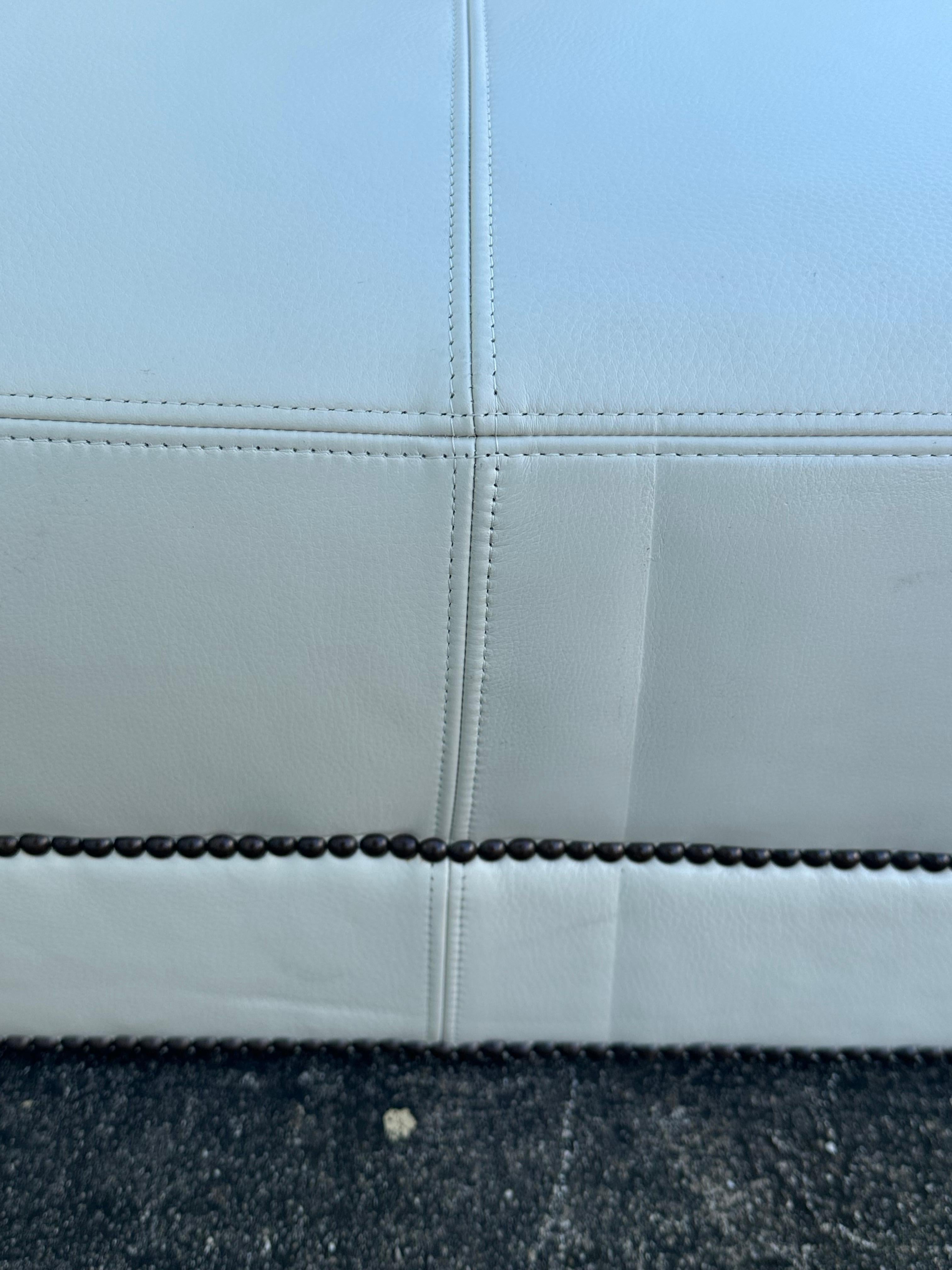 Baker Mesa de centro otomana París de cuero crema con clavos y ruedas en venta 7