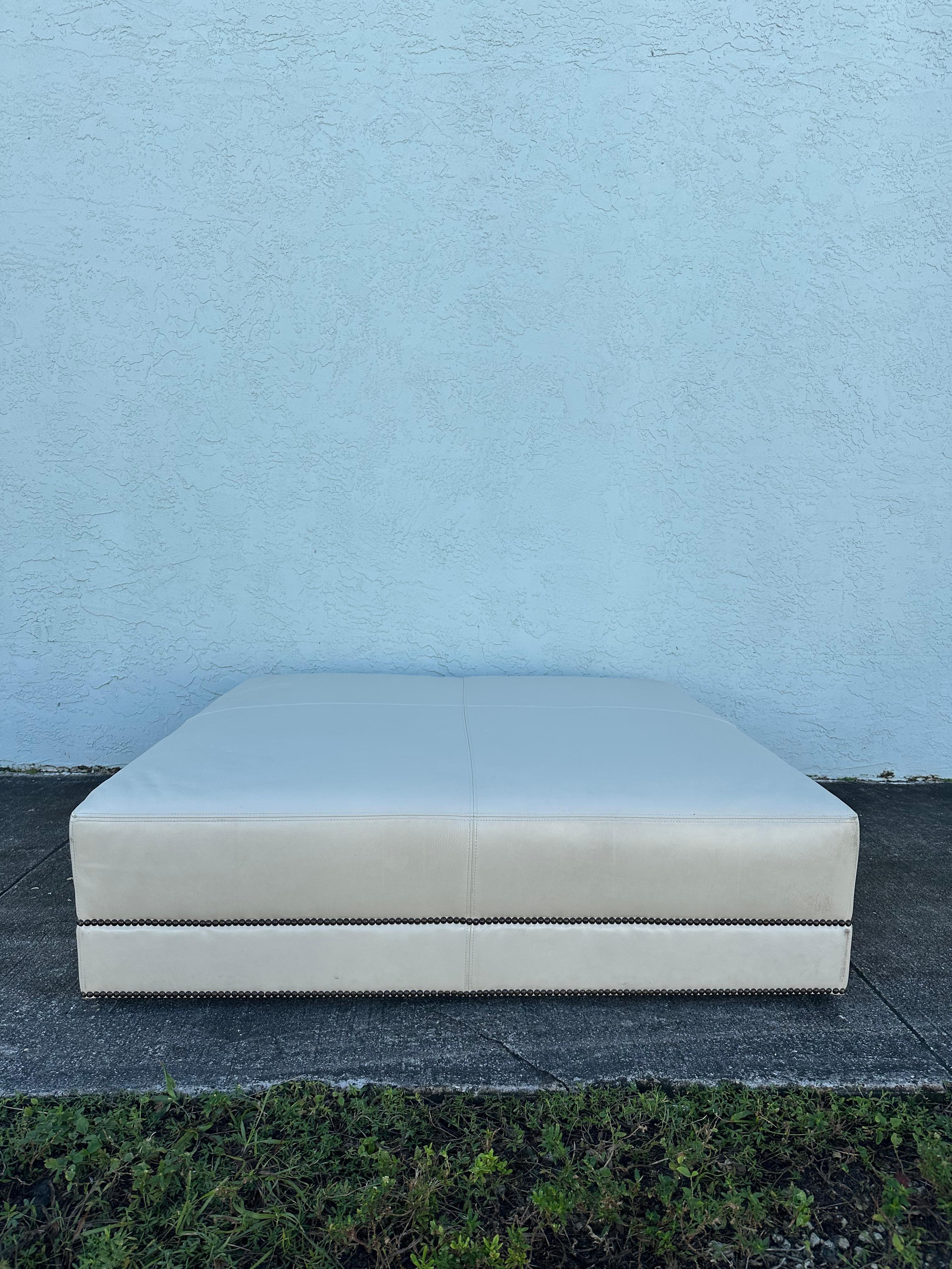 Thomas Pheasant diseñó el Otomano París como complemento del Sofá París,
proporcionar asientos cómodos en un evento especial, y anidar bajo el 8653 Pompeya o
8650 Link Cocktail Tables. Estos emparejamientos permiten aprovechar mejor el espacio en