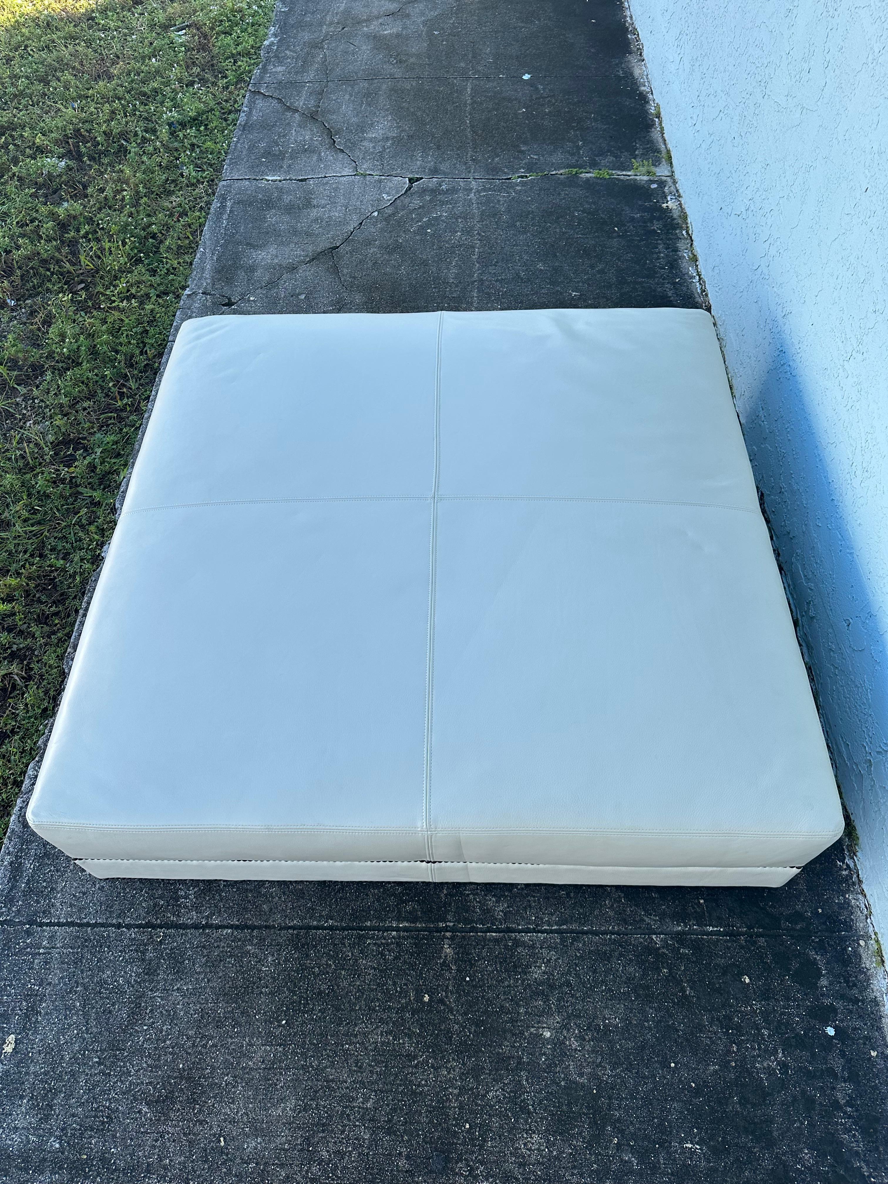 Baker Mesa de centro otomana París de cuero crema con clavos y ruedas Estadounidense en venta