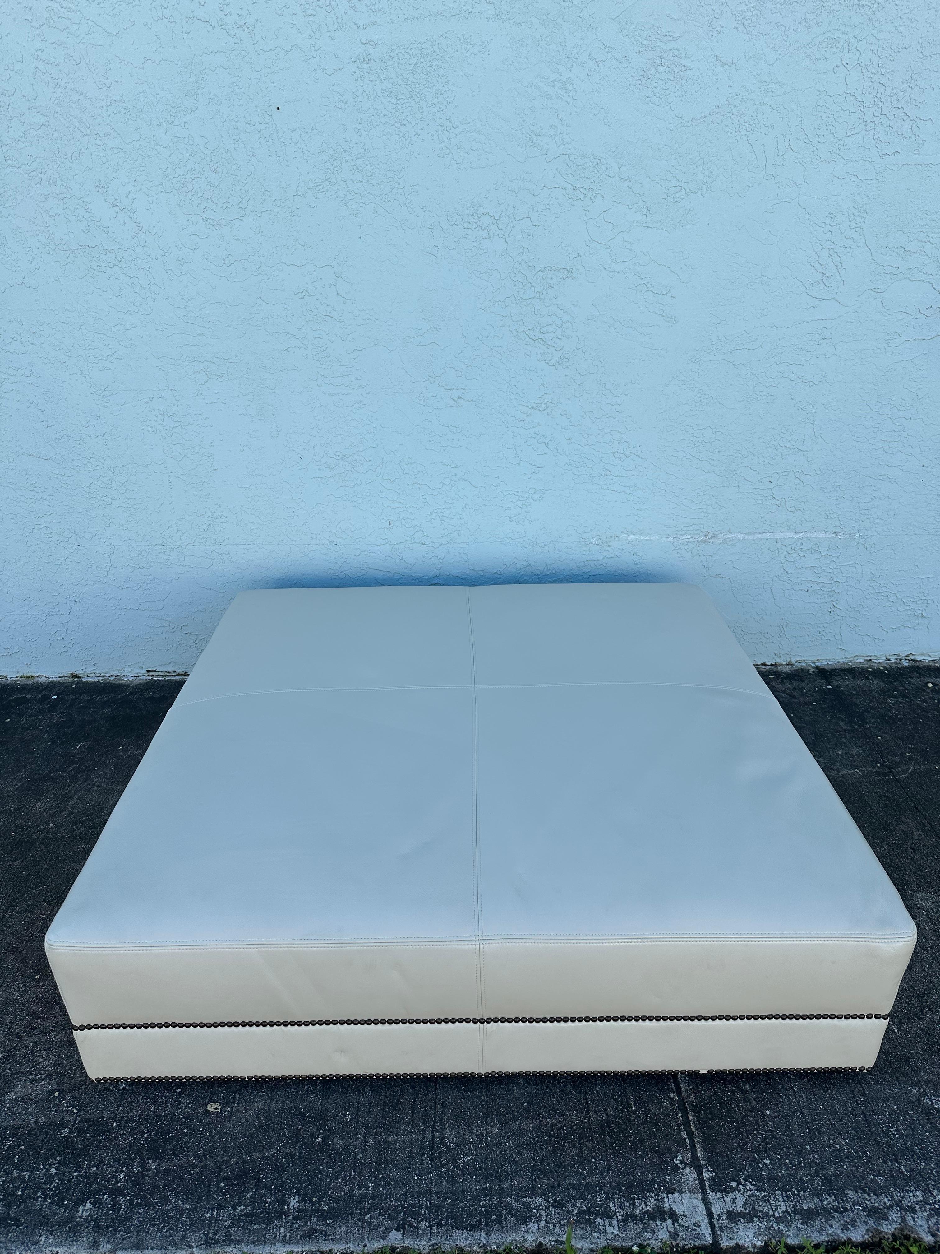 Baker Mesa de centro otomana París de cuero crema con clavos y ruedas en Bueno estado para la venta en Fort Lauderdale, FL