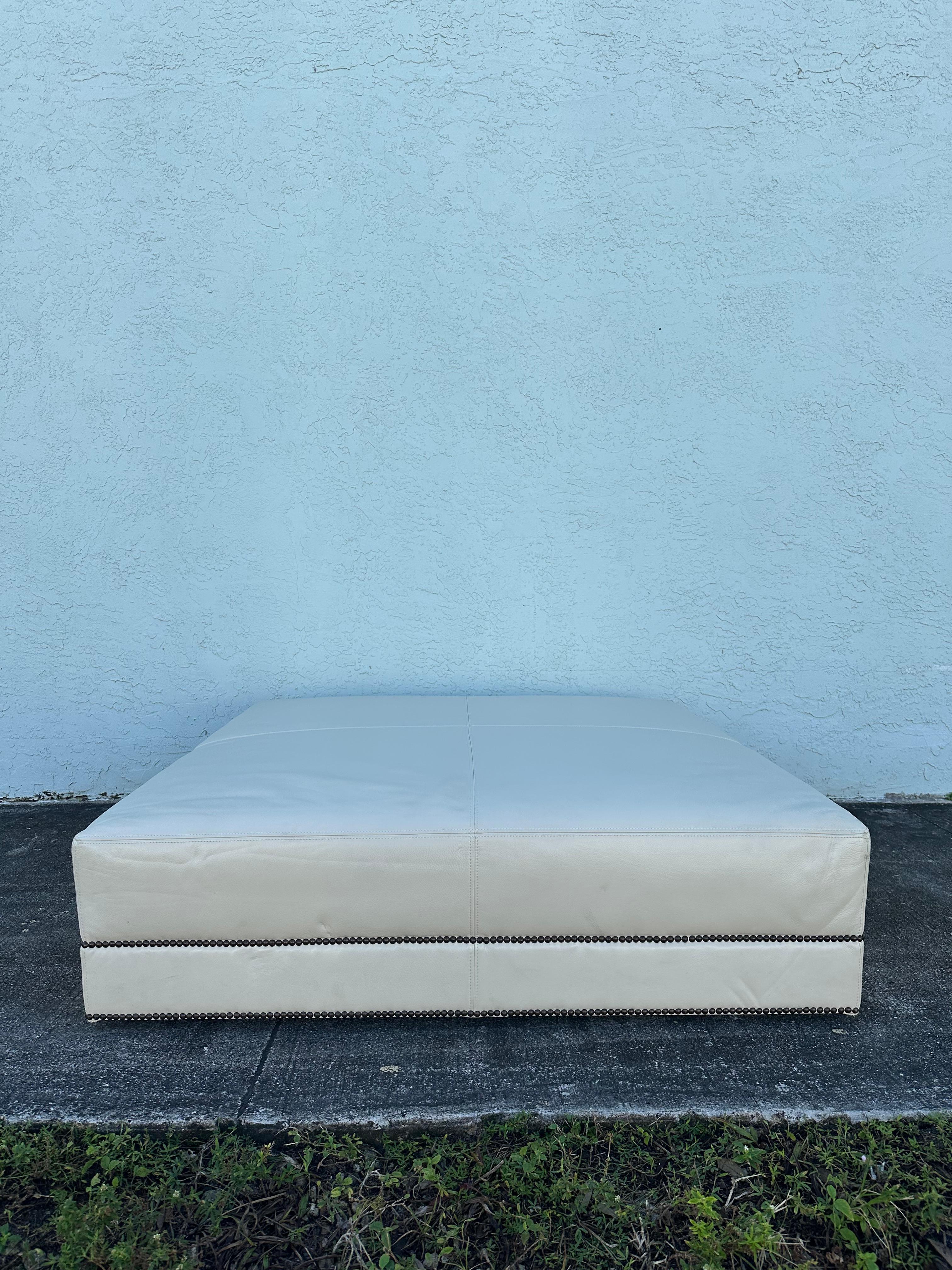 Baker Mesa de centro otomana París de cuero crema con clavos y ruedas Siglo XXI y contemporáneo en venta