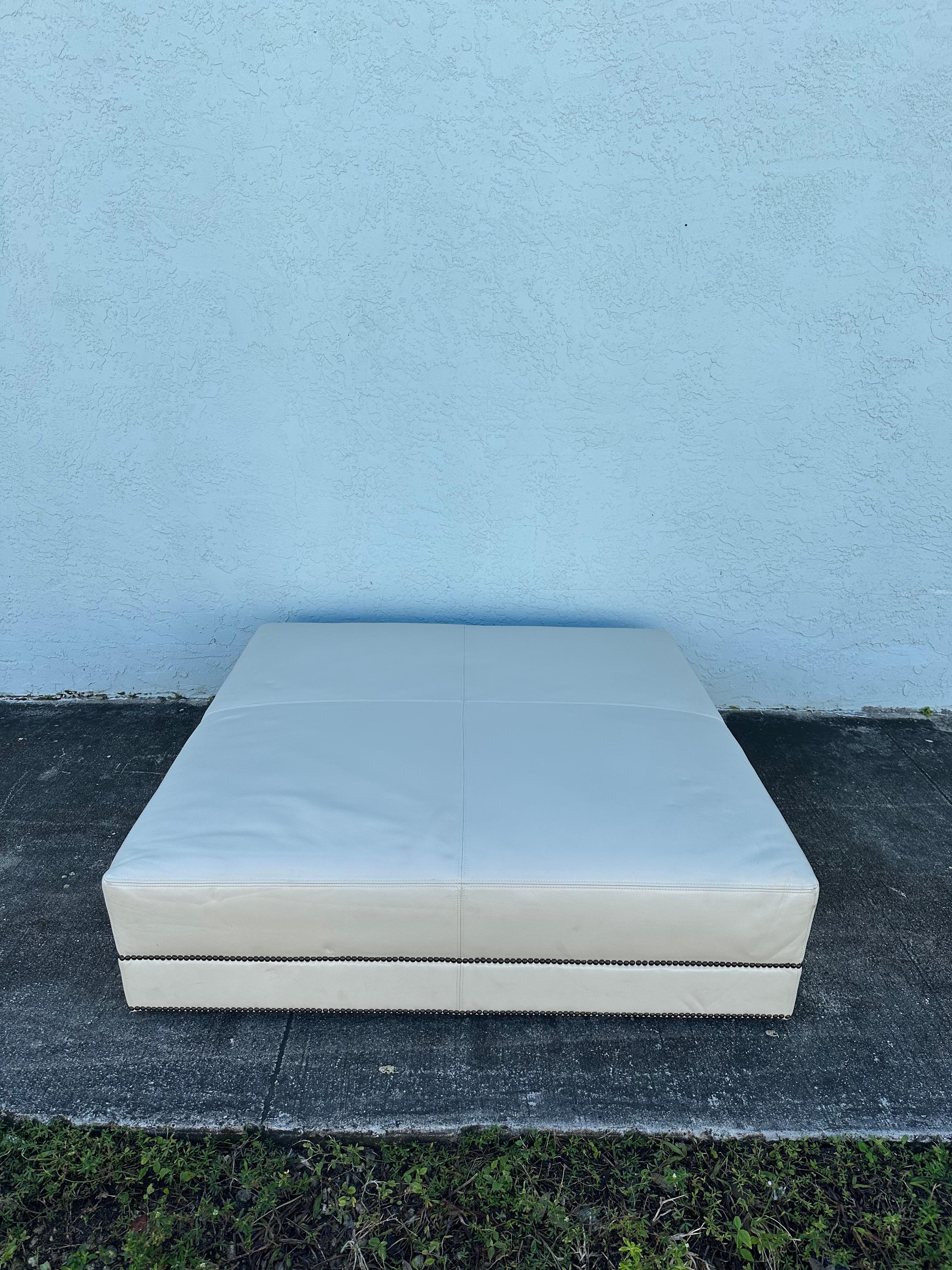 Baker Mesa de centro otomana París de cuero crema con clavos y ruedas en venta 1