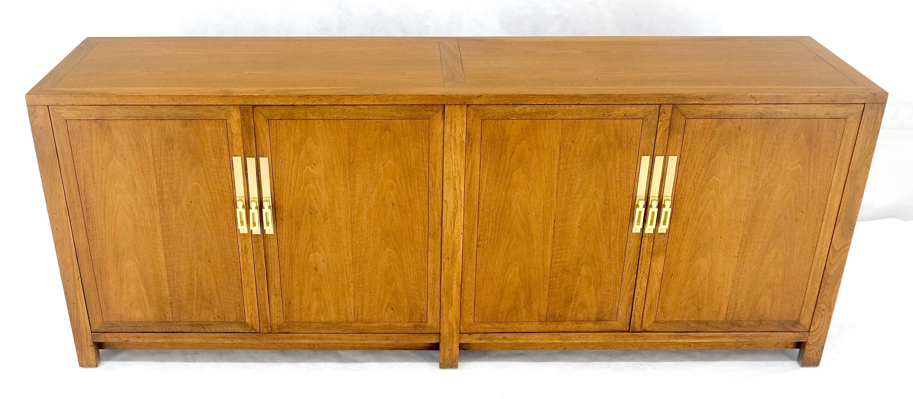 Baker Commode crédence à deux portes et deux tiroirs en noyer et laiton 78