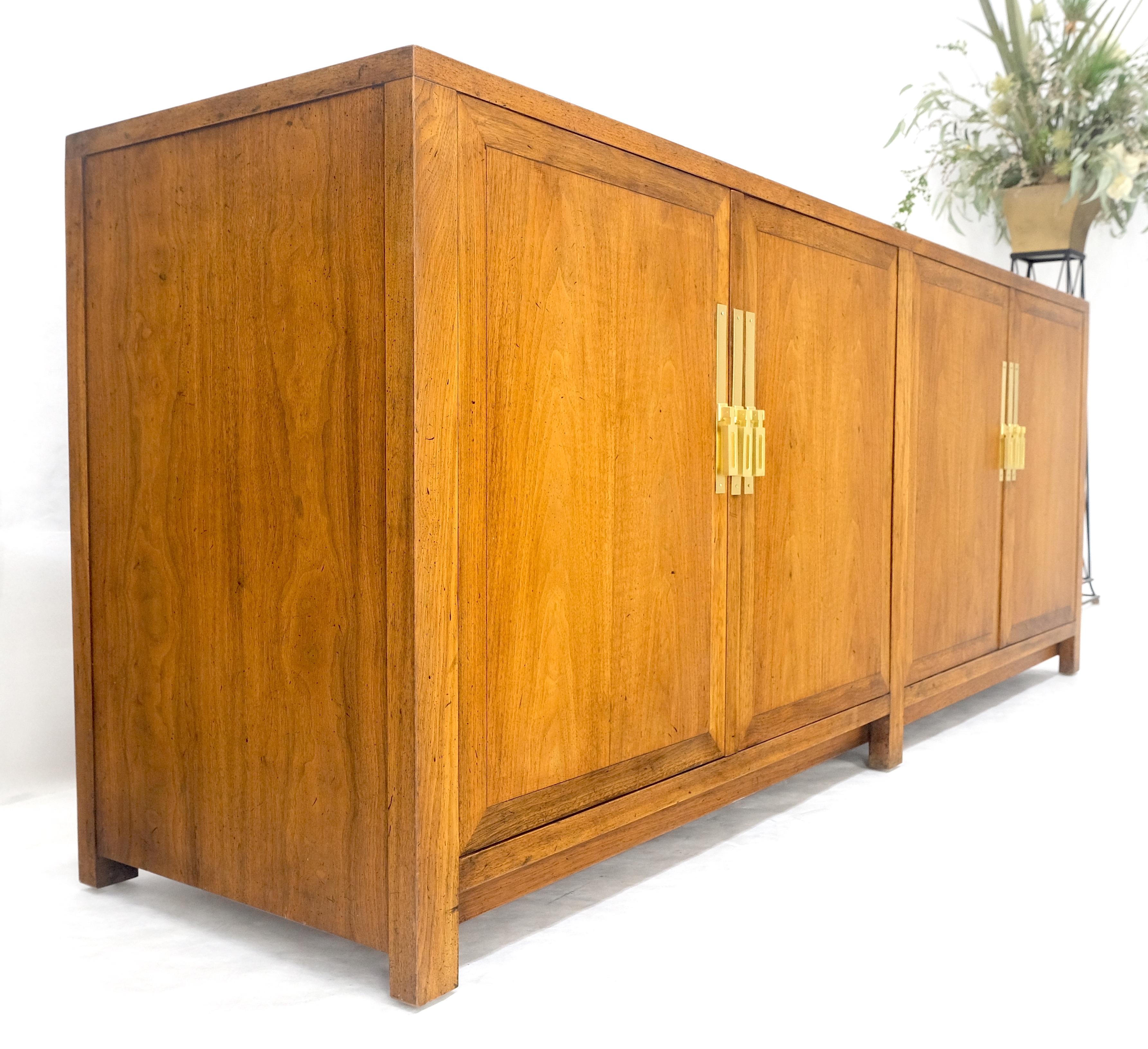 Baker Commode crédence à deux portes et deux tiroirs en noyer et laiton 78