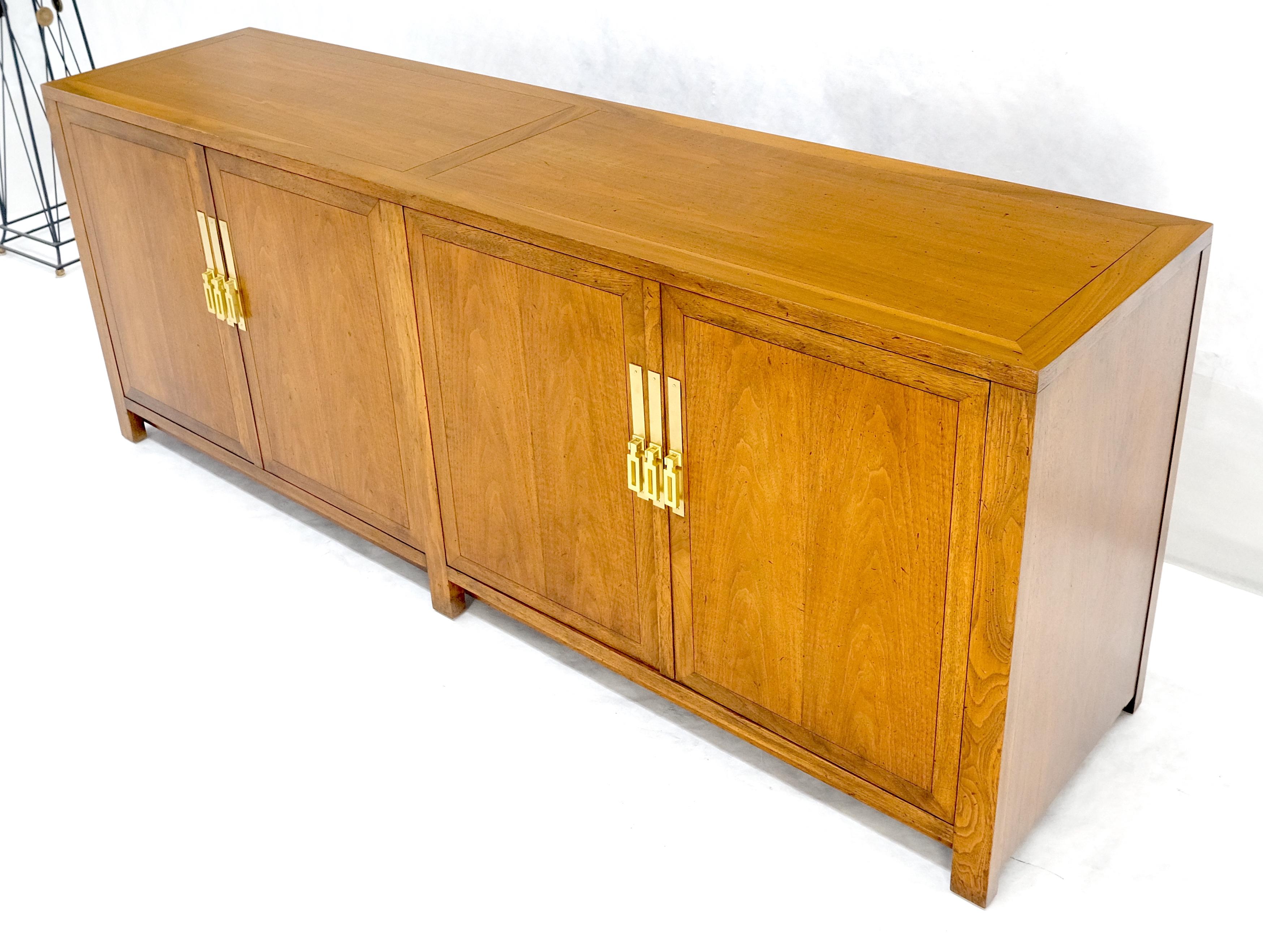 Baker Commode crédence à deux portes et deux tiroirs en noyer et laiton 78