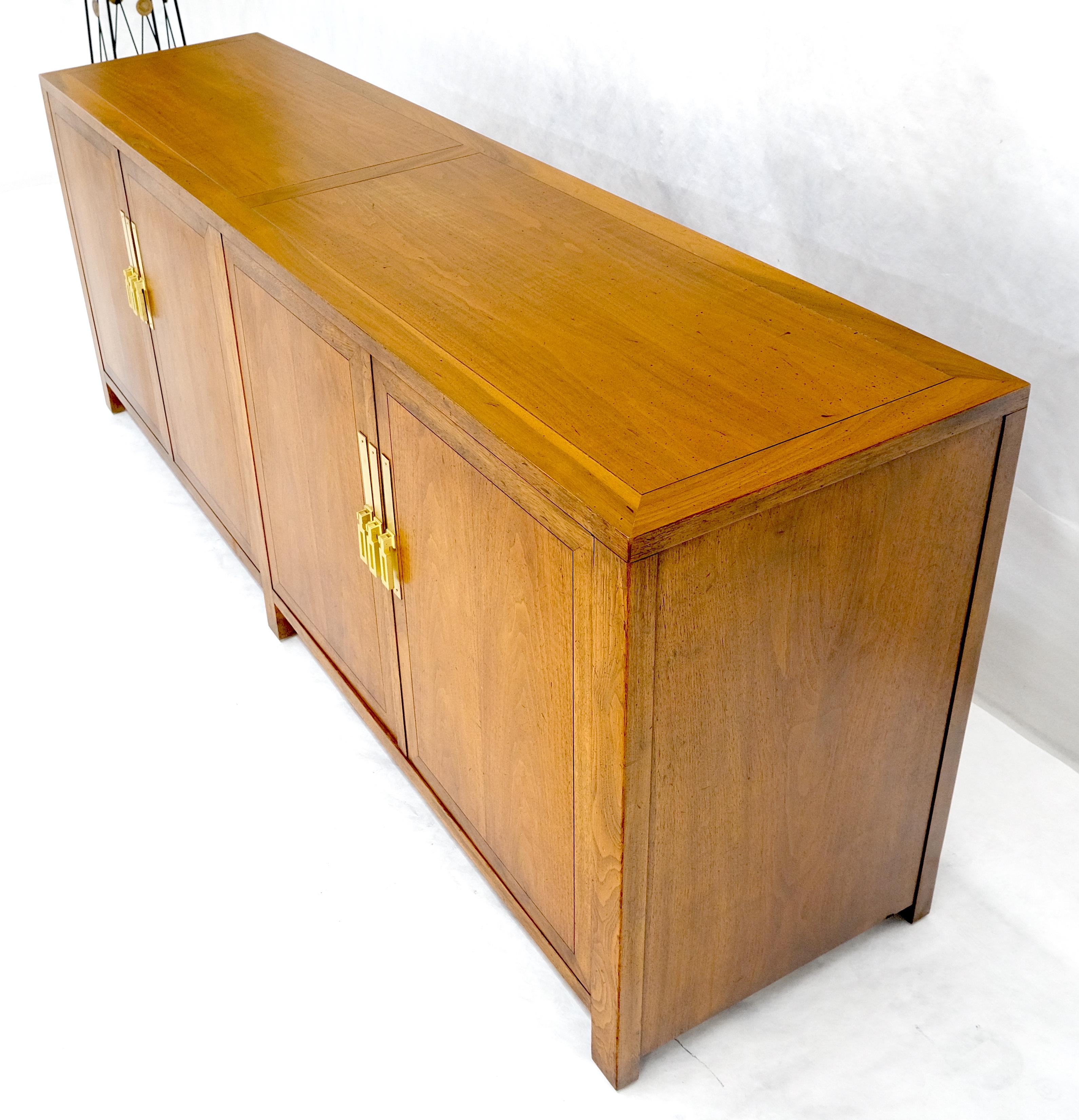 Baker Commode crédence à deux portes et deux tiroirs en noyer et laiton 78
