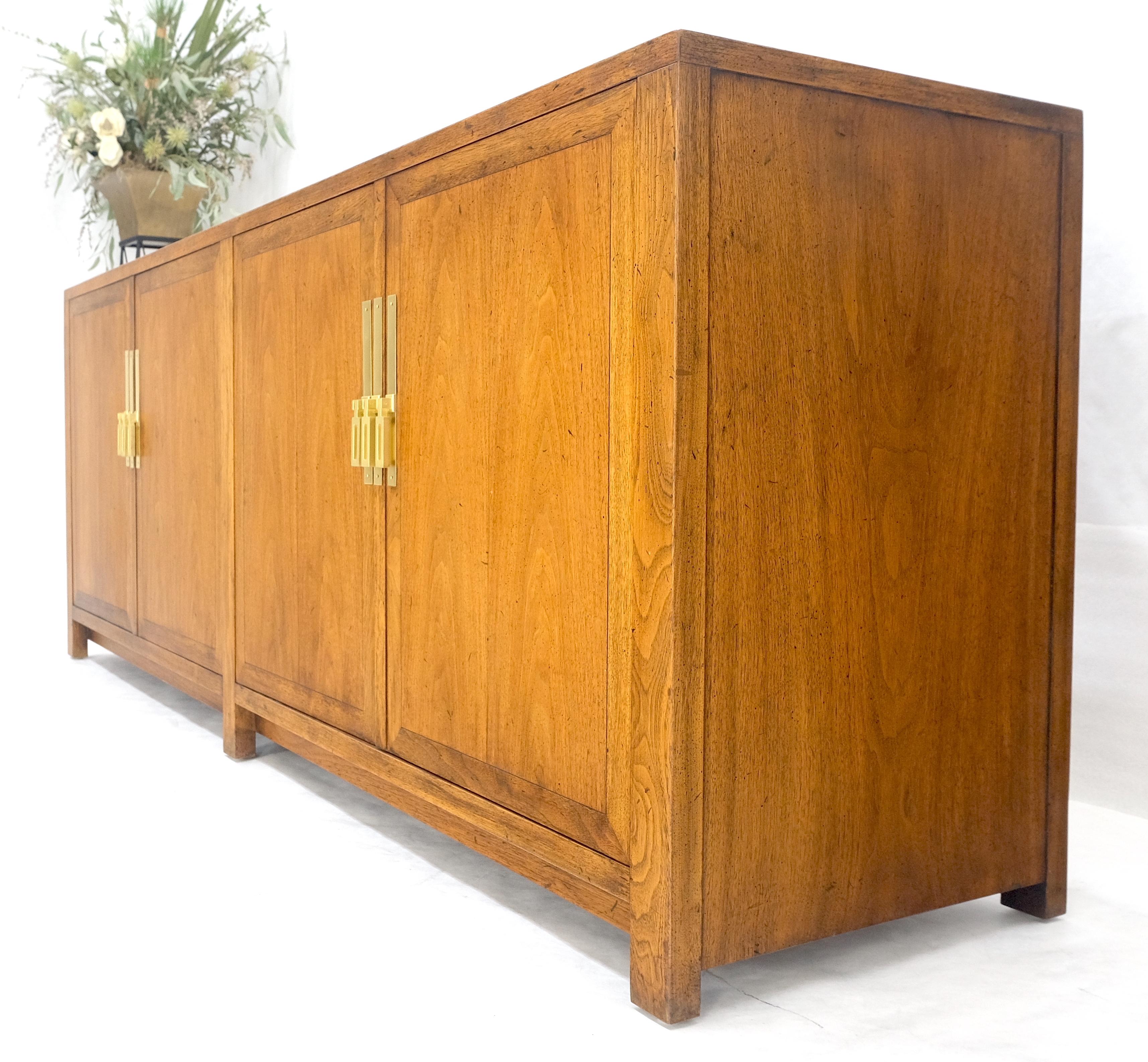 Baker Commode crédence à deux portes et deux tiroirs en noyer et laiton 78