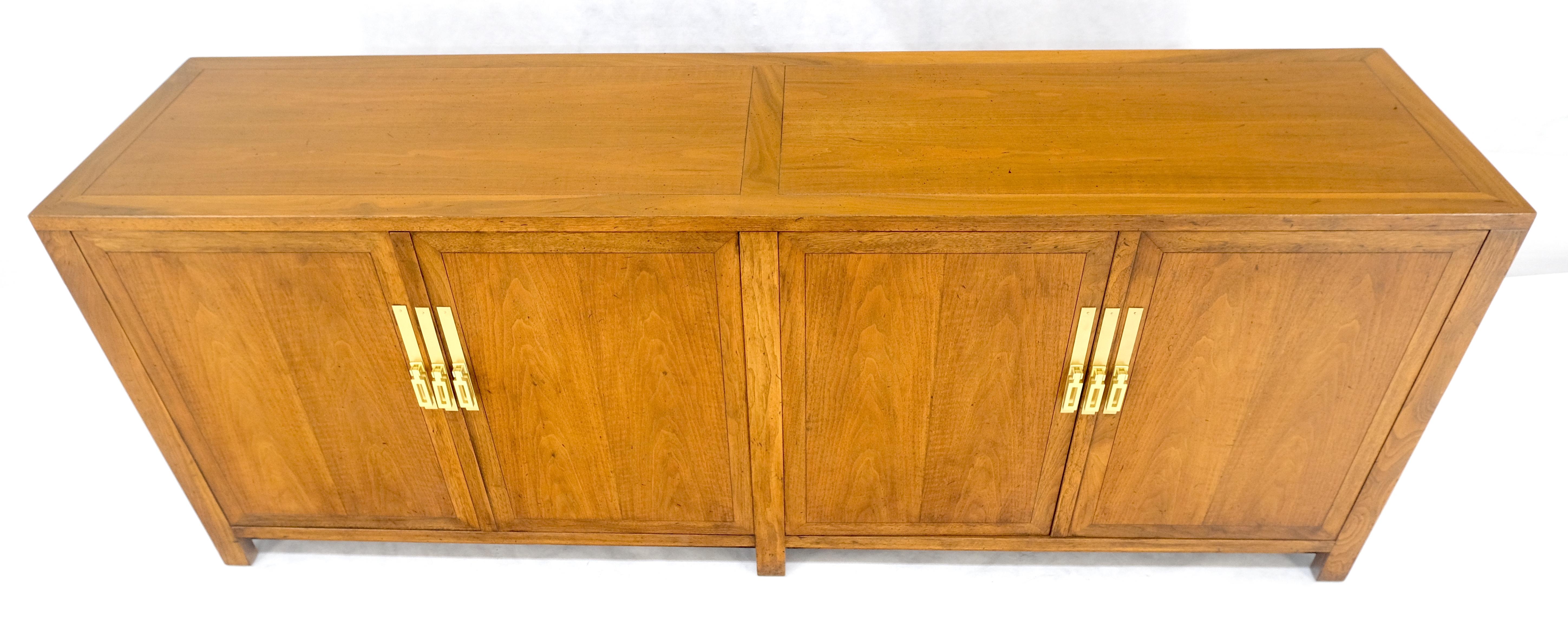 Baker Commode crédence à deux portes et deux tiroirs en noyer et laiton 78