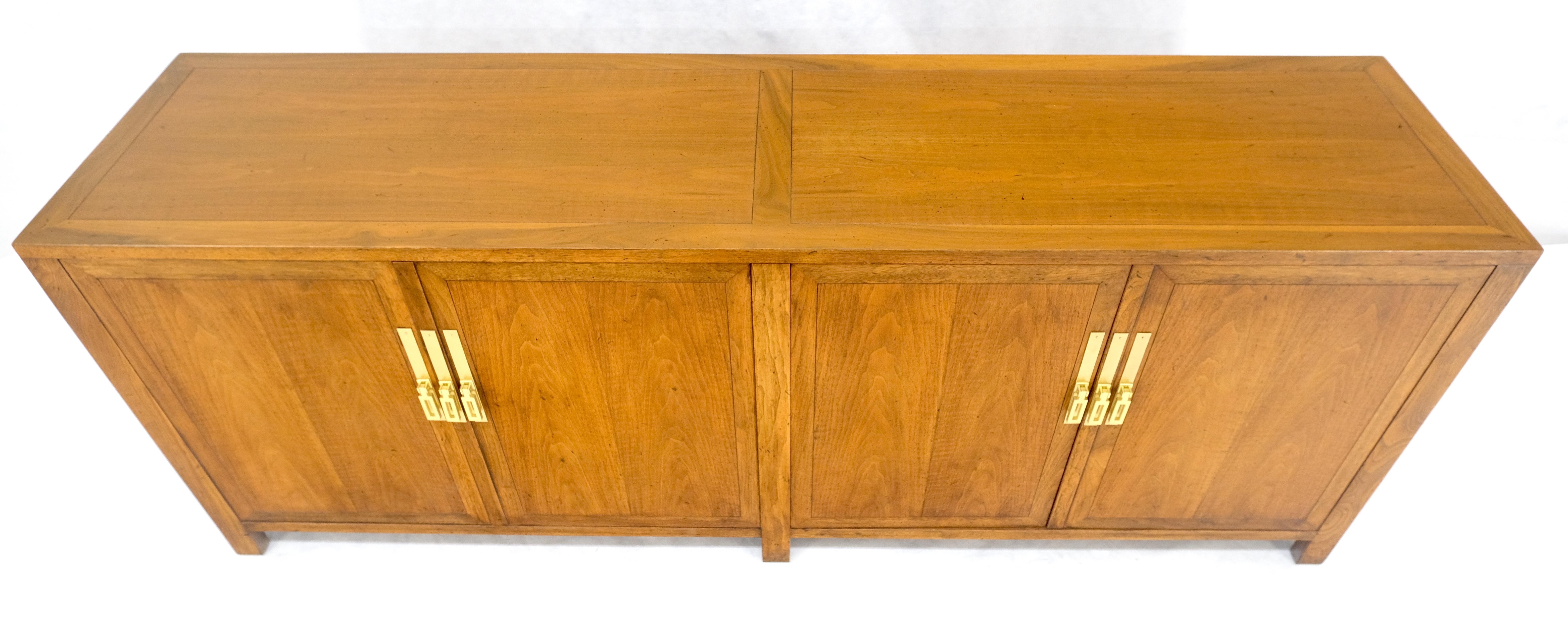 Baker Commode crédence à deux portes et deux tiroirs en noyer et laiton 78