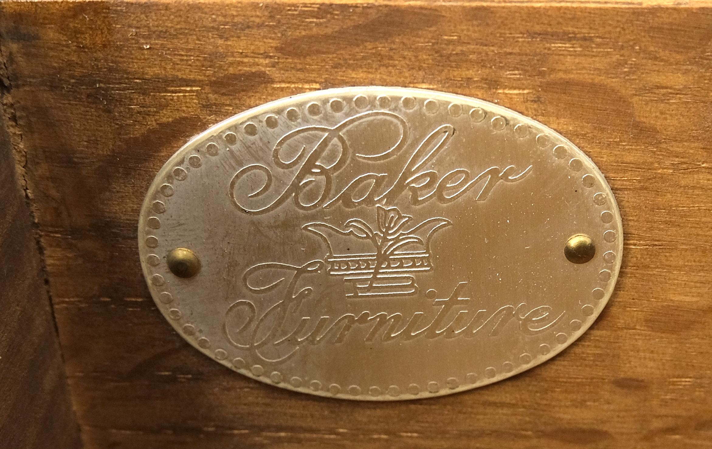 Baker Commode crédence à deux portes et deux tiroirs en noyer et laiton 78