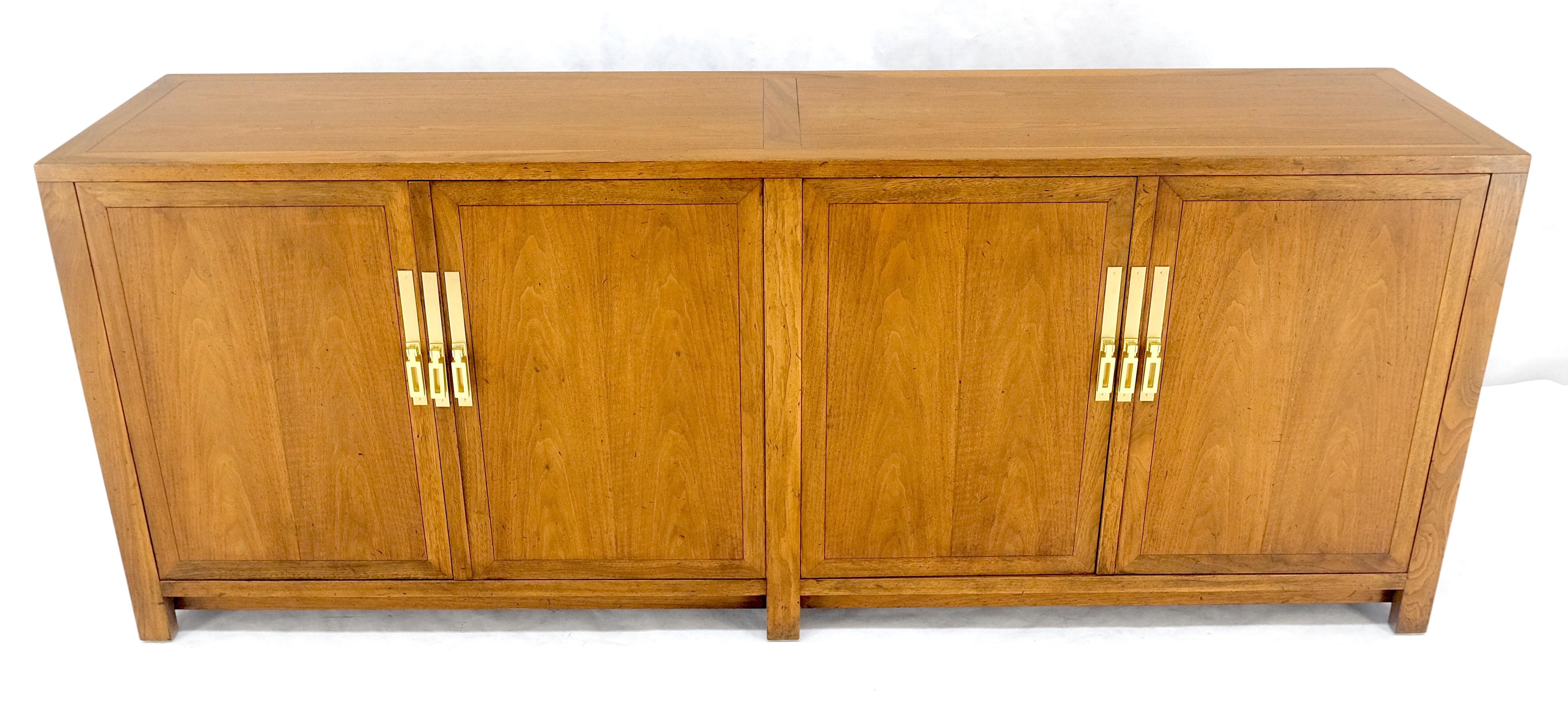 Baker Commode crédence à deux portes et deux tiroirs en noyer et laiton 78