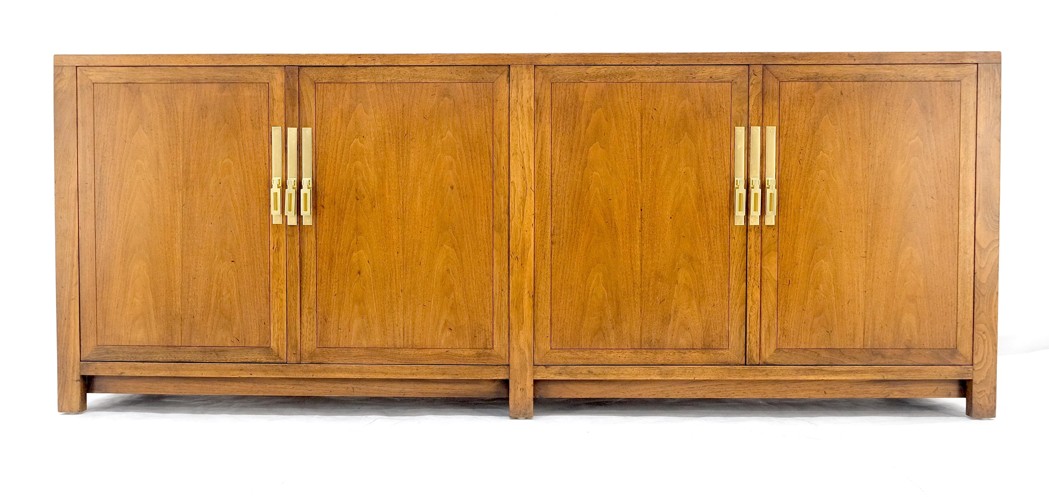 Mid-Century Modern Baker Commode crédence à deux portes et deux tiroirs en noyer et laiton 78