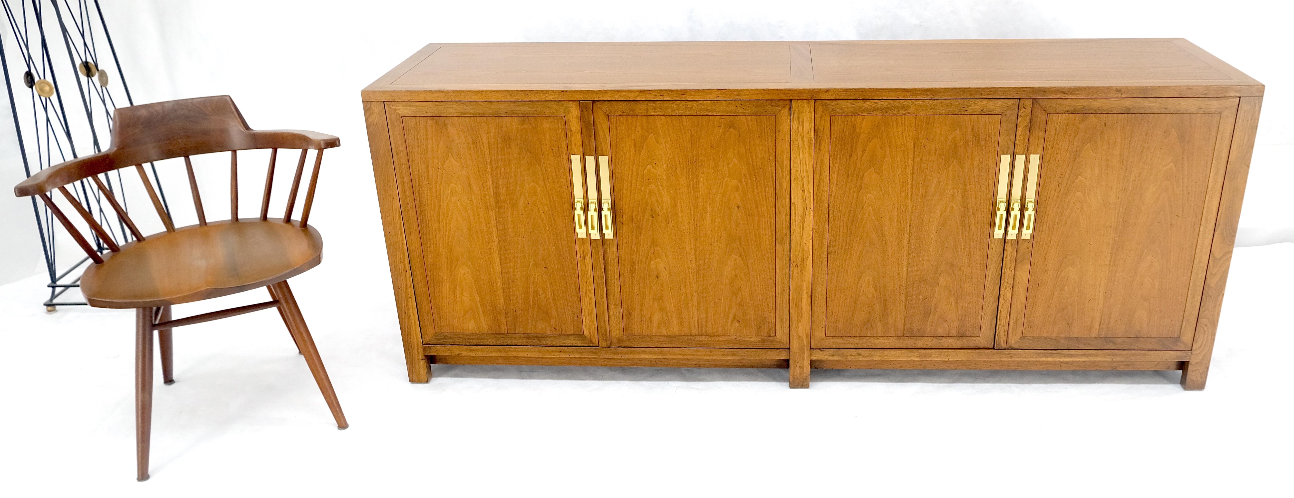 Américain Baker Commode crédence à deux portes et deux tiroirs en noyer et laiton 78