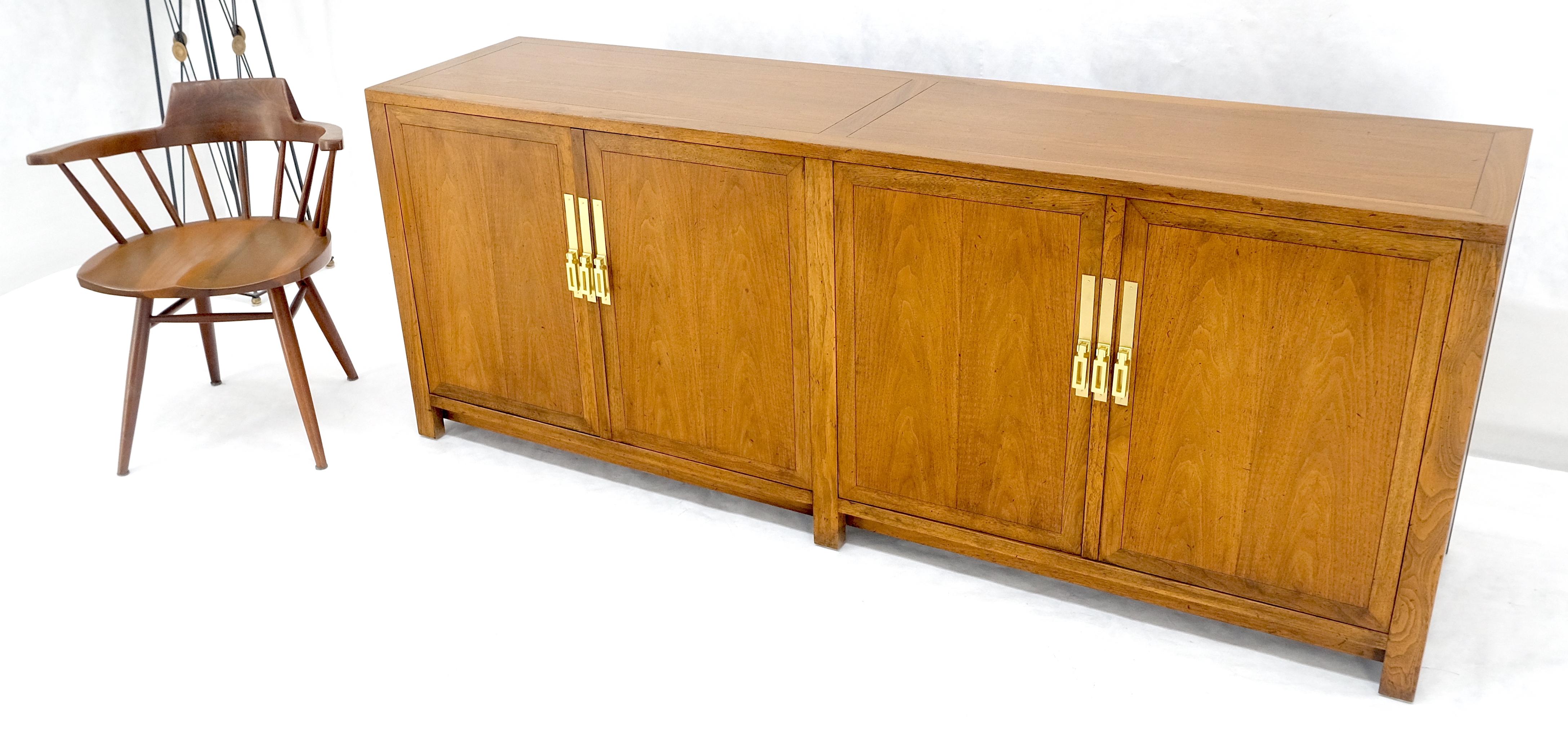 Laqué Baker Commode crédence à deux portes et deux tiroirs en noyer et laiton 78