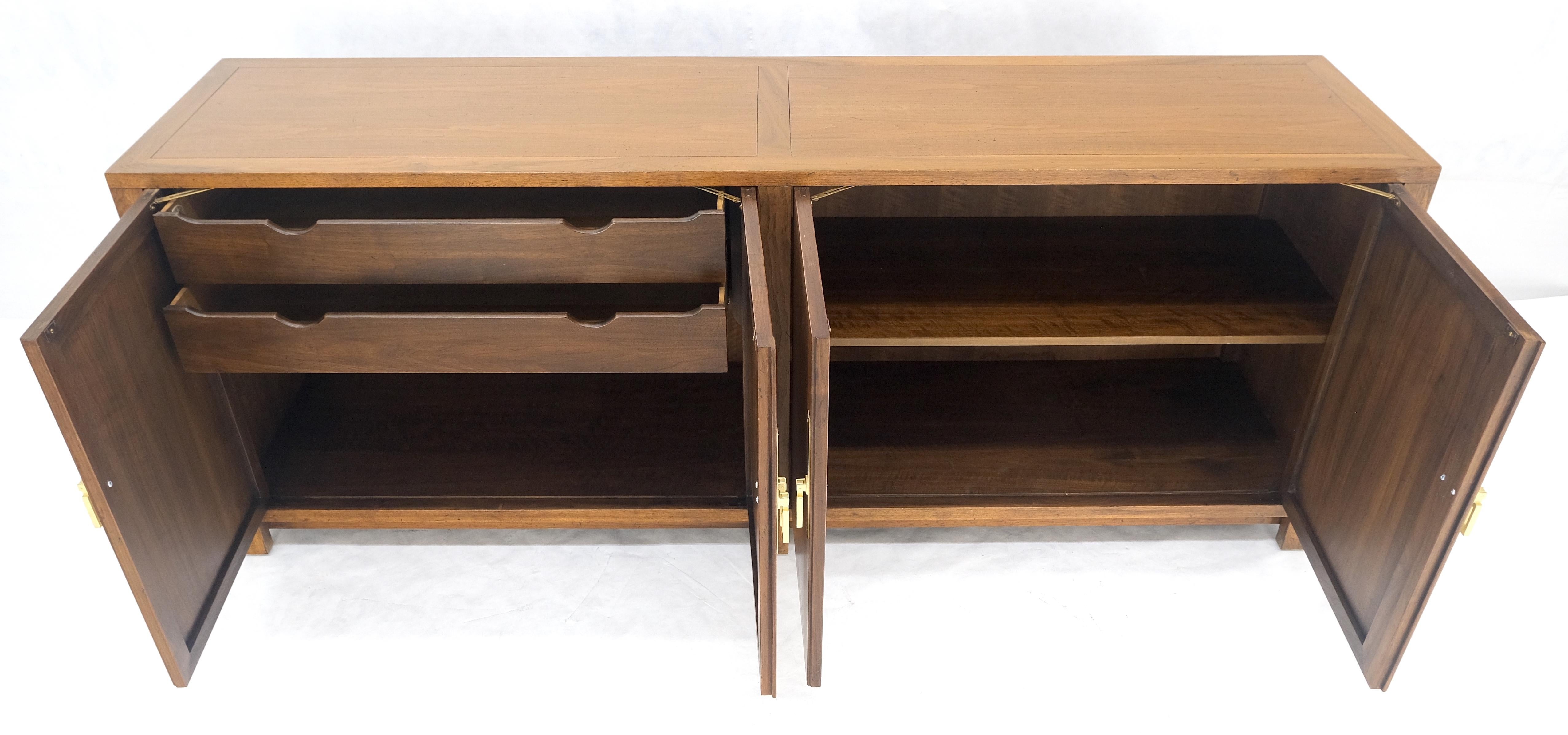 Baker Commode crédence à deux portes et deux tiroirs en noyer et laiton 78