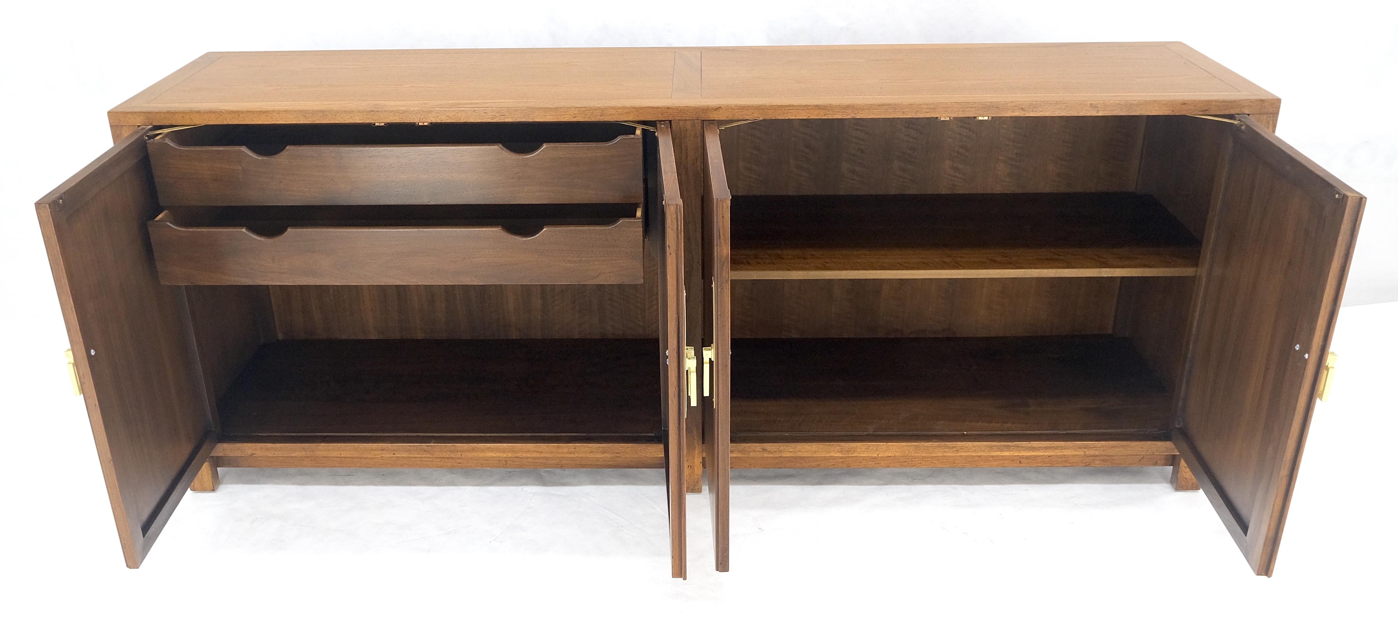 20ième siècle Baker Commode crédence à deux portes et deux tiroirs en noyer et laiton 78