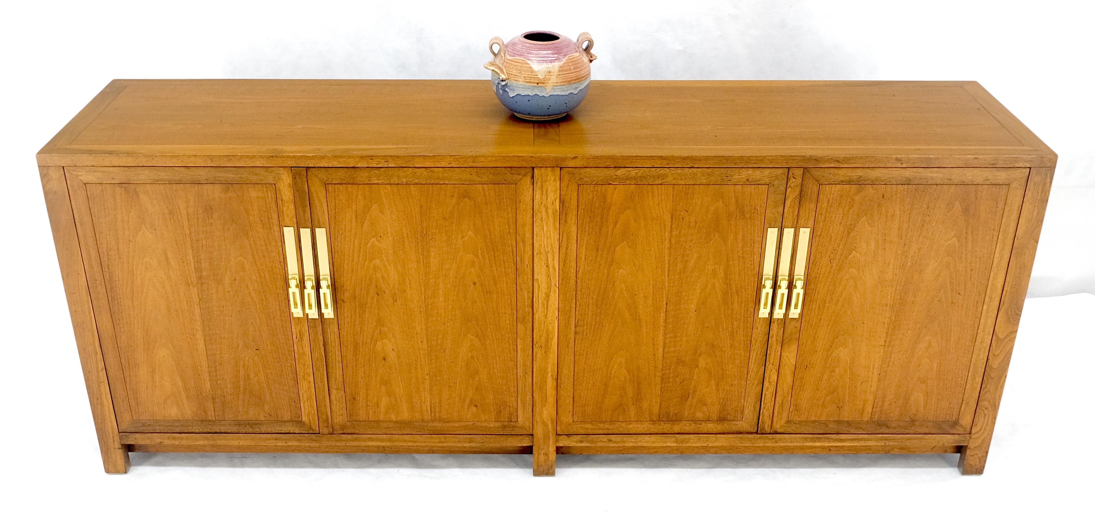 Laiton Baker Commode crédence à deux portes et deux tiroirs en noyer et laiton 78