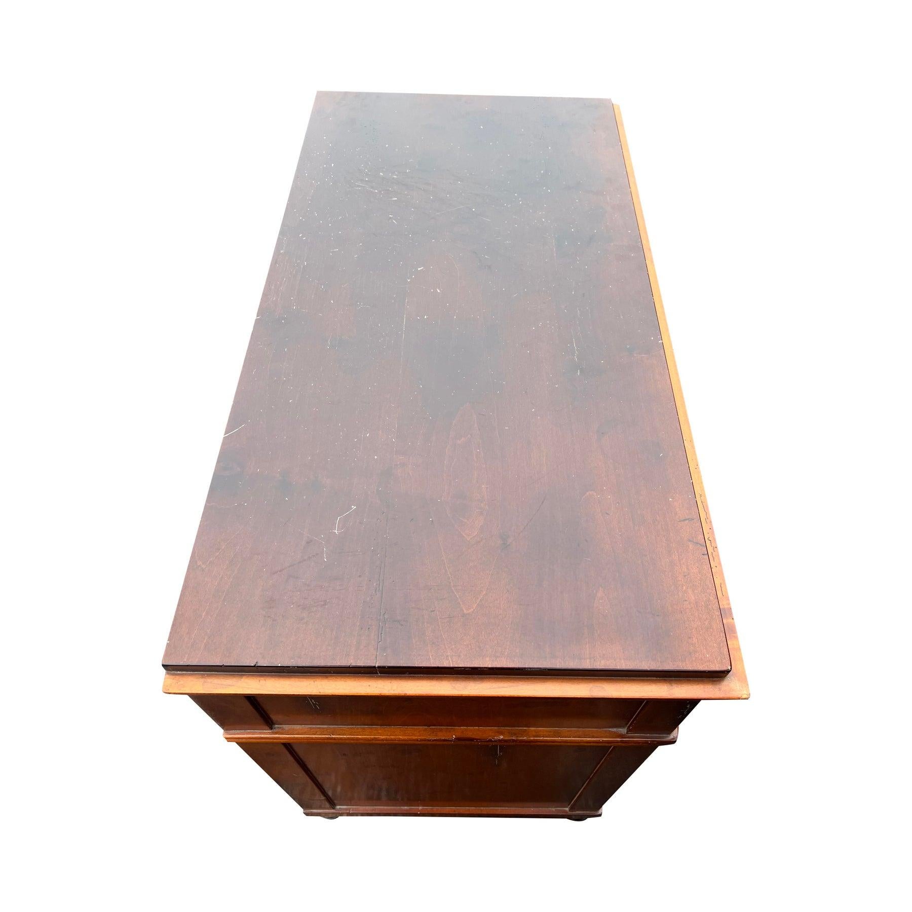 Baker Dresser Cabinet für Milling Road!

Diese exquisite Baker Kommode, die in Italien für Milling Road gefertigt wurde, ist ein Beweis für die berühmte Qualität und detaillierte Verarbeitung der Marke. 1  Die geräumigen Schubladen, die werkseitig