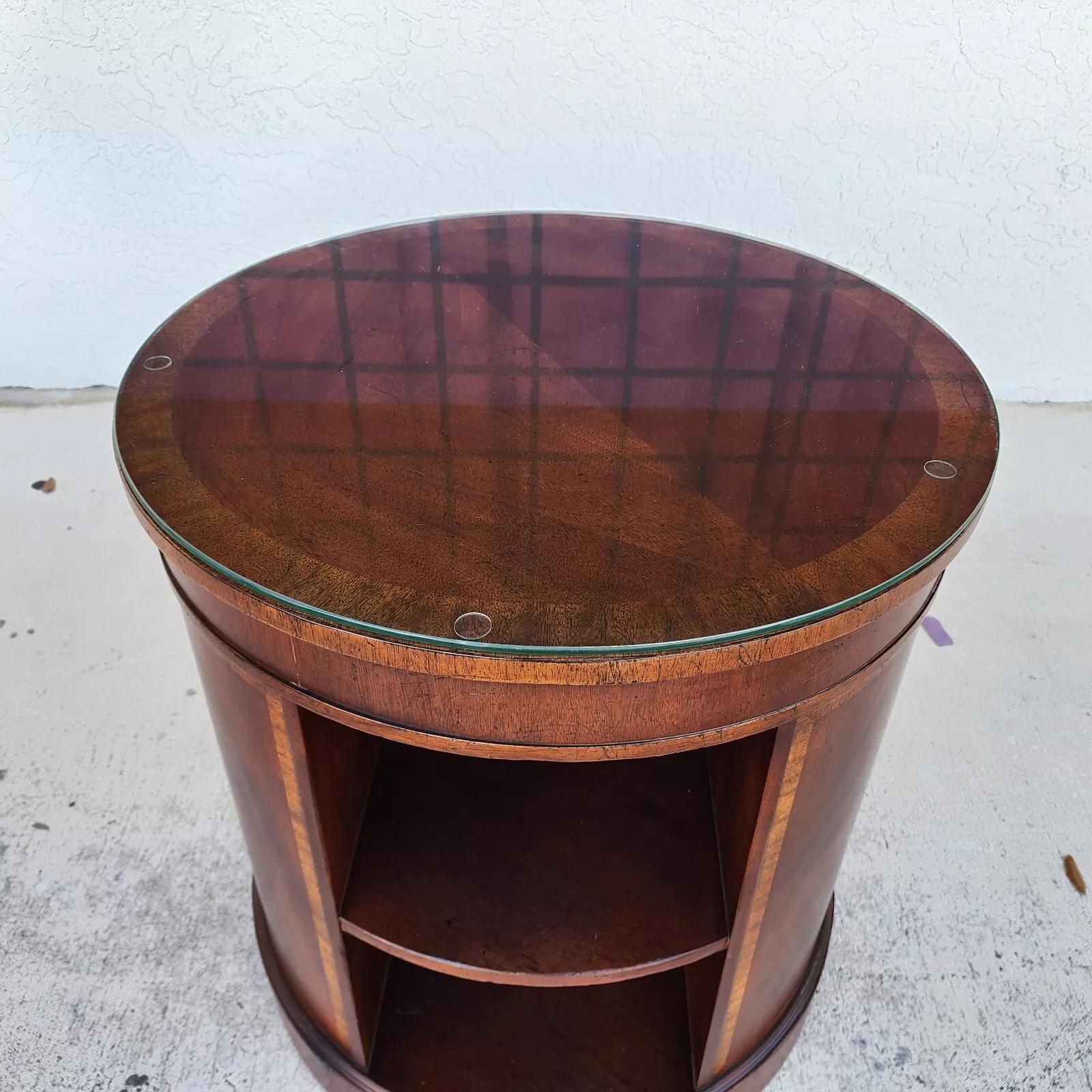 Table d'appoint Baker Drum Center avec plateau en verre et acajou Bon état - En vente à Lake Worth, FL