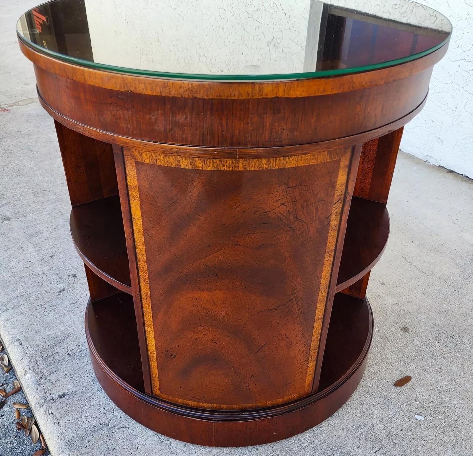Milieu du XXe siècle Table d'appoint Baker Drum Center avec plateau en verre et acajou en vente