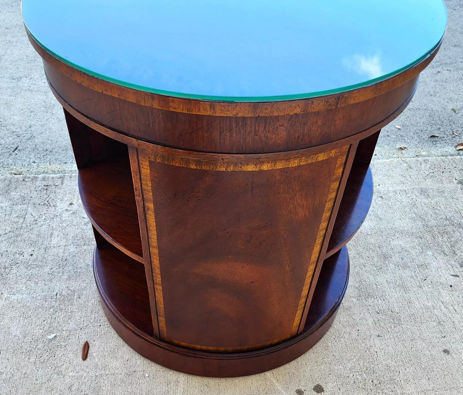 Acajou Table d'appoint Baker Drum Center avec plateau en verre et acajou en vente
