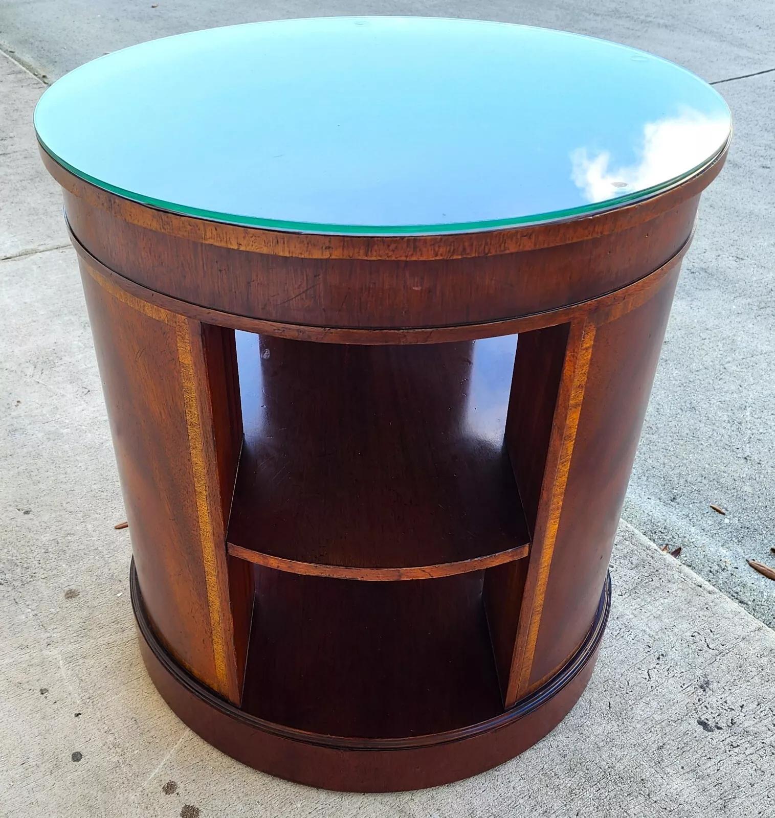 Table d'appoint Baker Drum Center avec plateau en verre et acajou en vente 1