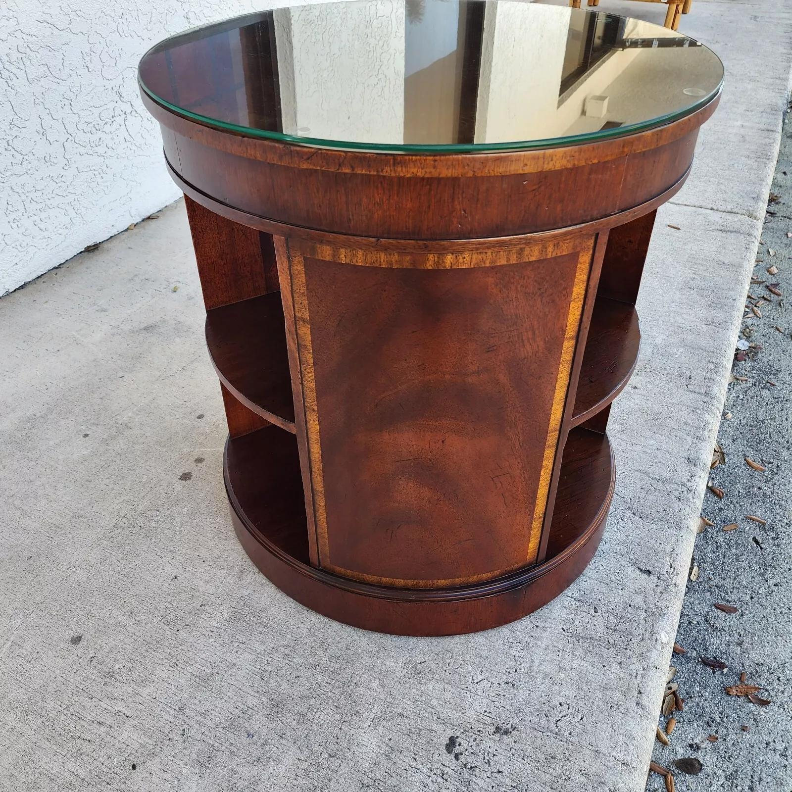 Table d'appoint Baker Drum Center avec plateau en verre et acajou en vente 2
