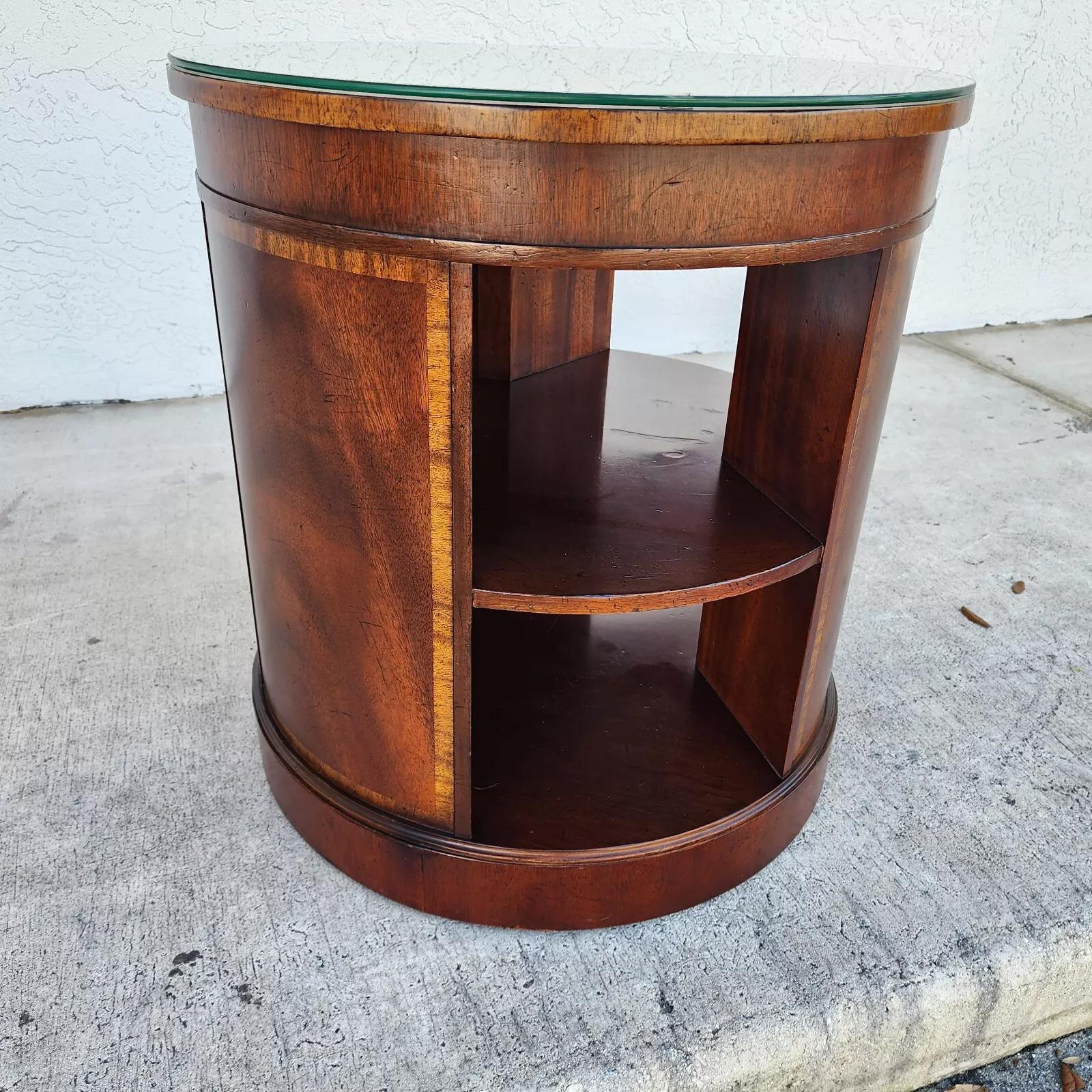 Table d'appoint Baker Drum Center avec plateau en verre et acajou en vente 3