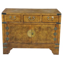 Baker Far East Collection – Nachttisch im Chinoiserie-Stil aus Walnuss-Maserknollenholz, MCM