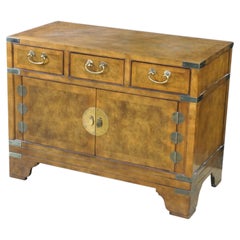 Baker Far East Collection – Nachttisch im Chinoiserie-Stil aus Walnuss-Maserknollenholz, MCM